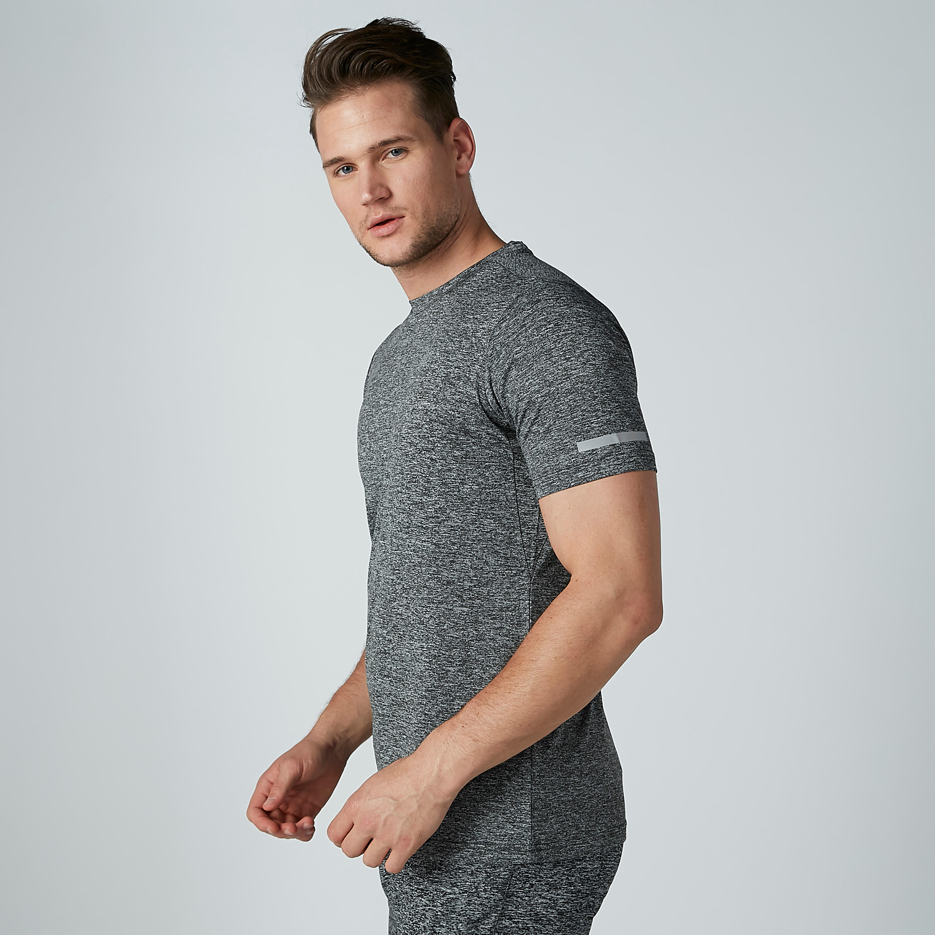 تيشيرت بطبعات وياقة مستديرة وأكمام قصيرة-men-clothing-sportswearandactivewear-tshirtsandpolos-image-2