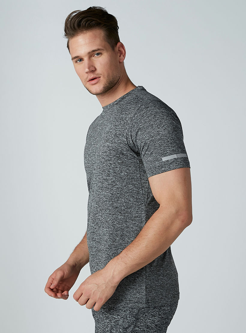تيشيرت بطبعات وياقة مستديرة وأكمام قصيرة-men-clothing-sportswearandactivewear-tshirtsandpolos-image-2