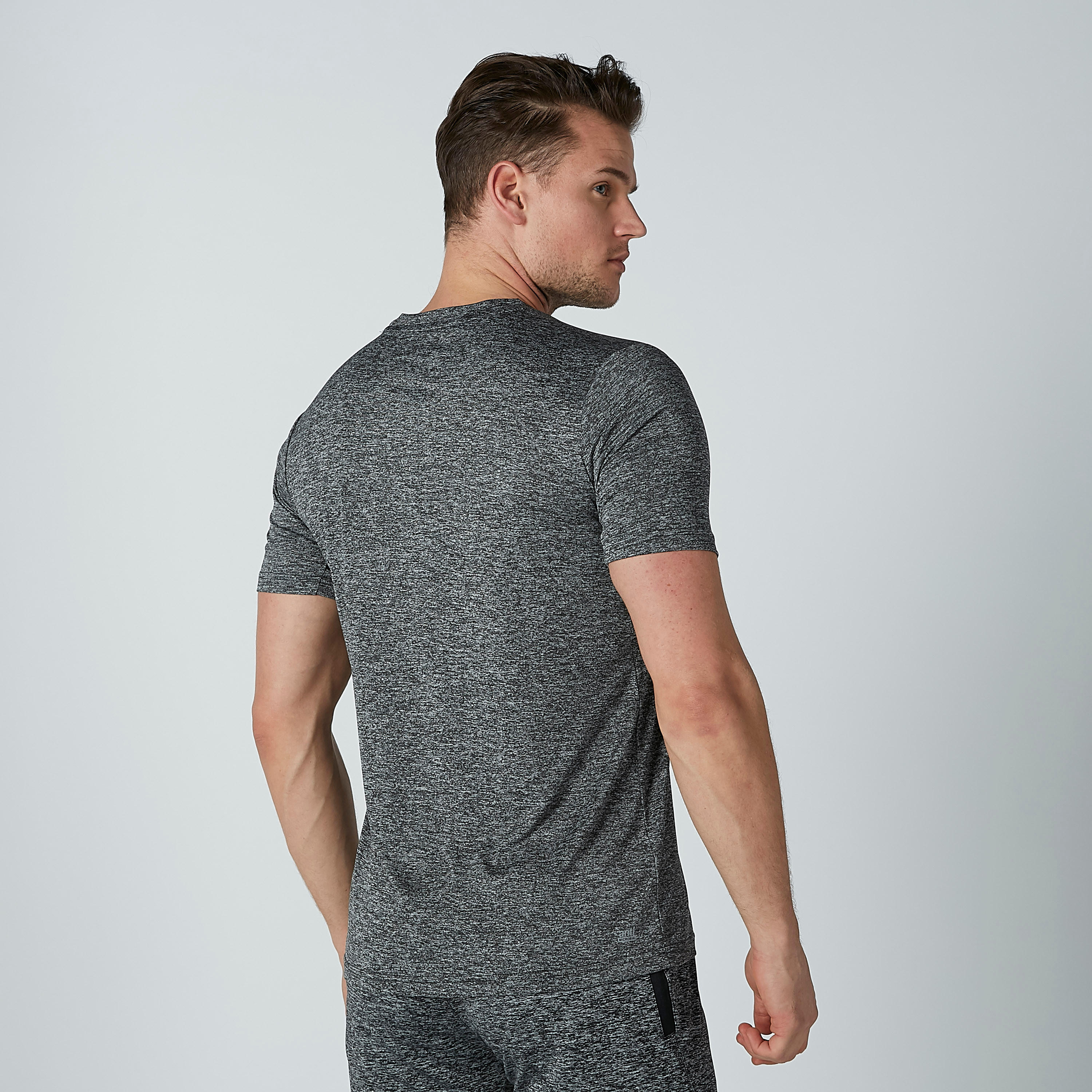 تيشيرت بطبعات وياقة مستديرة وأكمام قصيرة-men-clothing-sportswearandactivewear-tshirtsandpolos-image-1