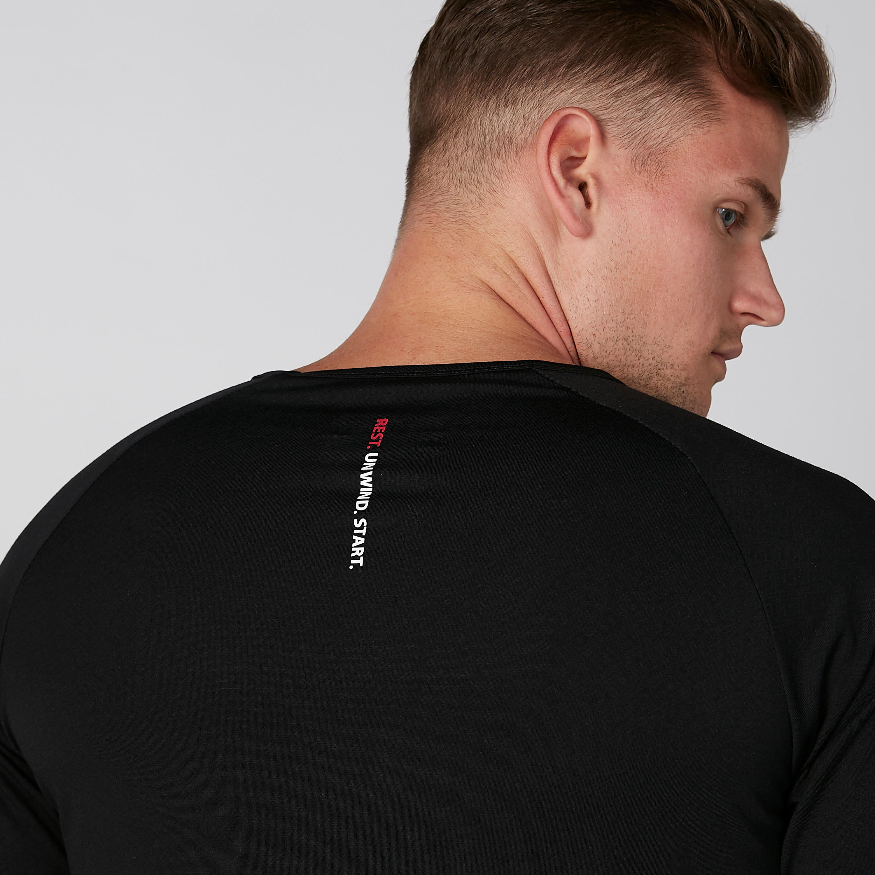 تيشيرت بياقة مستديرة وأكمام قصيرة وطبعات-men-clothing-tshirtsandpolos-tshirts-image-1