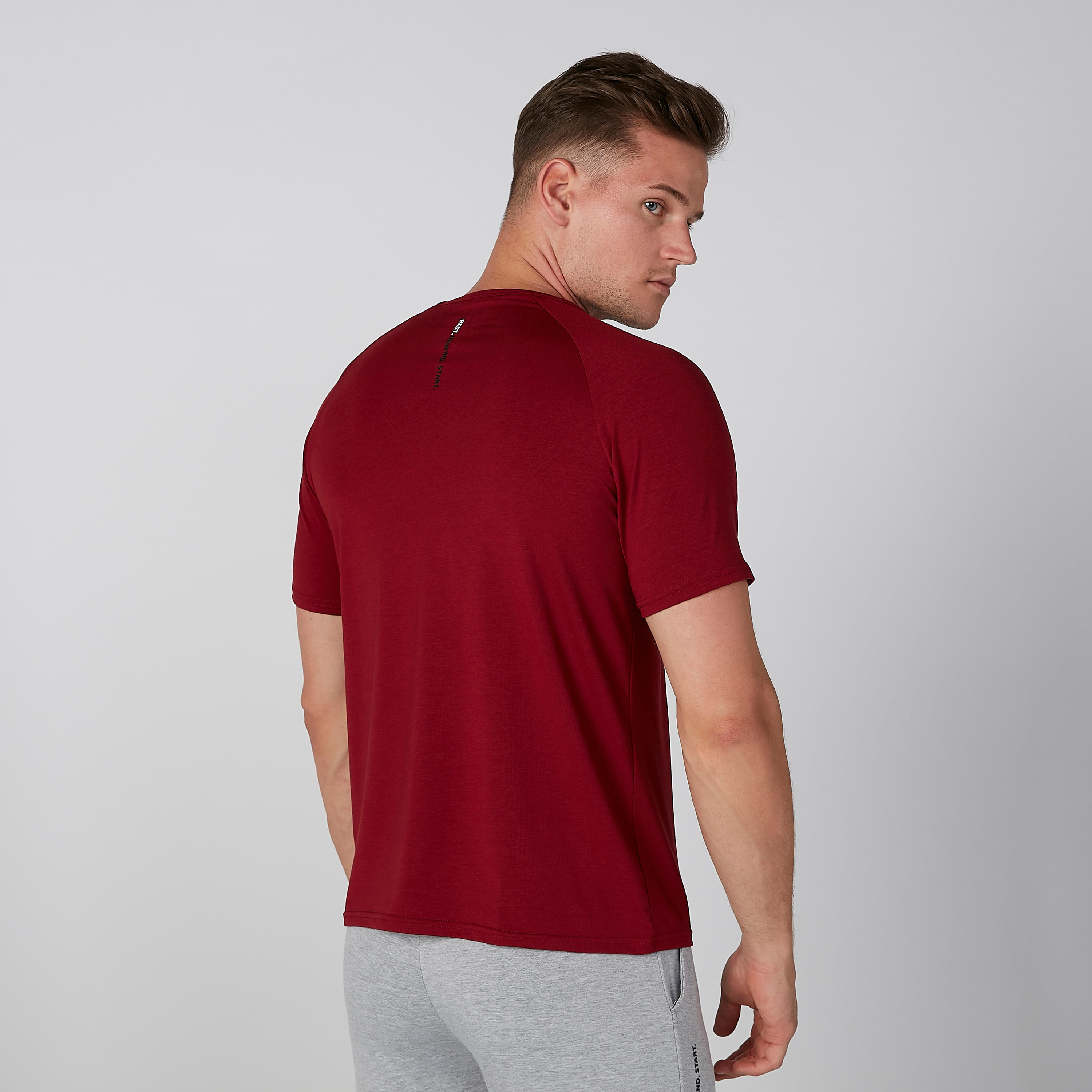 تيشيرت بياقة مستديرة وأكمام قصيرة وطبعات-men-clothing-tshirtsandpolos-tshirts-image-2