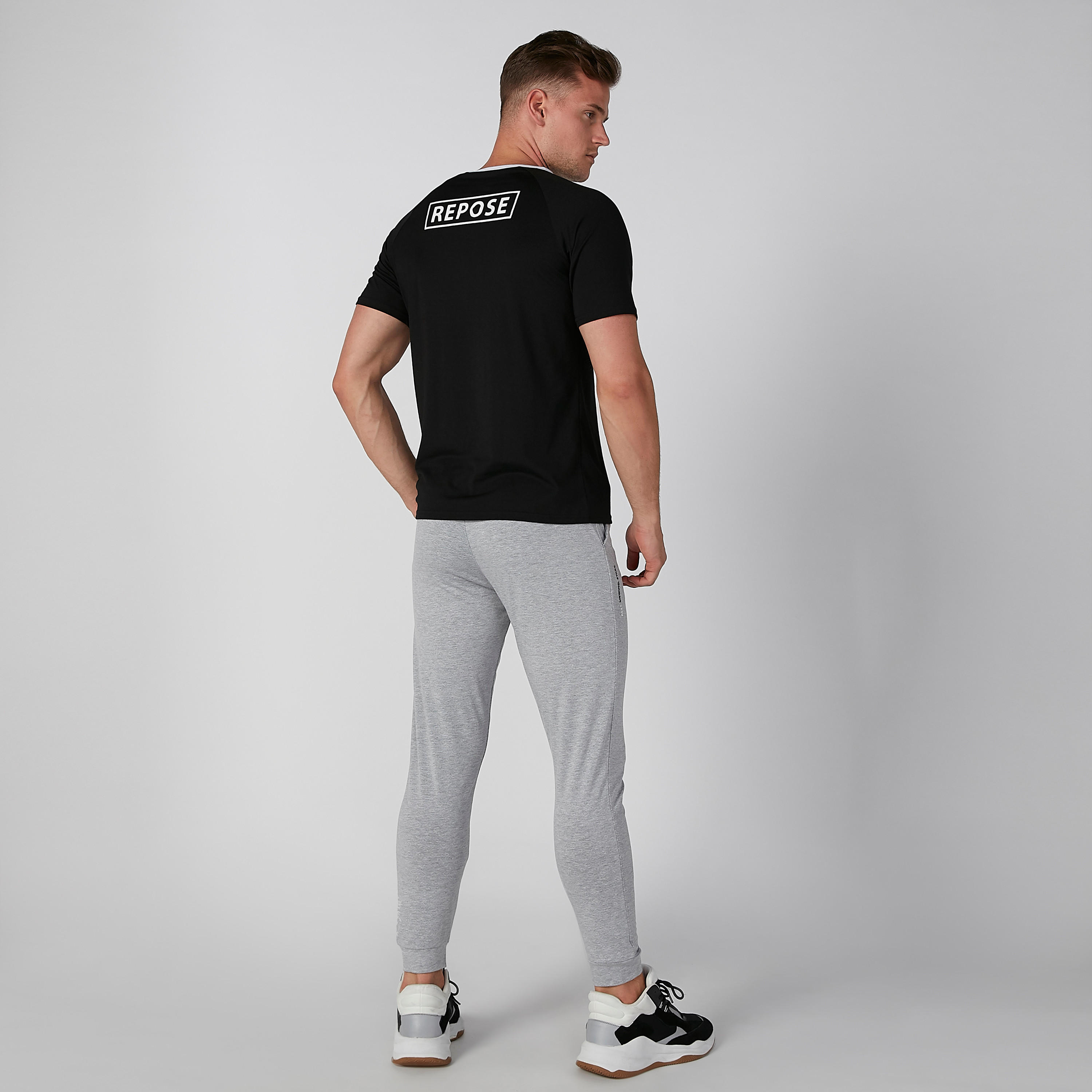 تيشيرت بياقة مستديرة وأكمام قصيرة وطبعات-men-clothing-tshirtsandpolos-tshirts-image-2