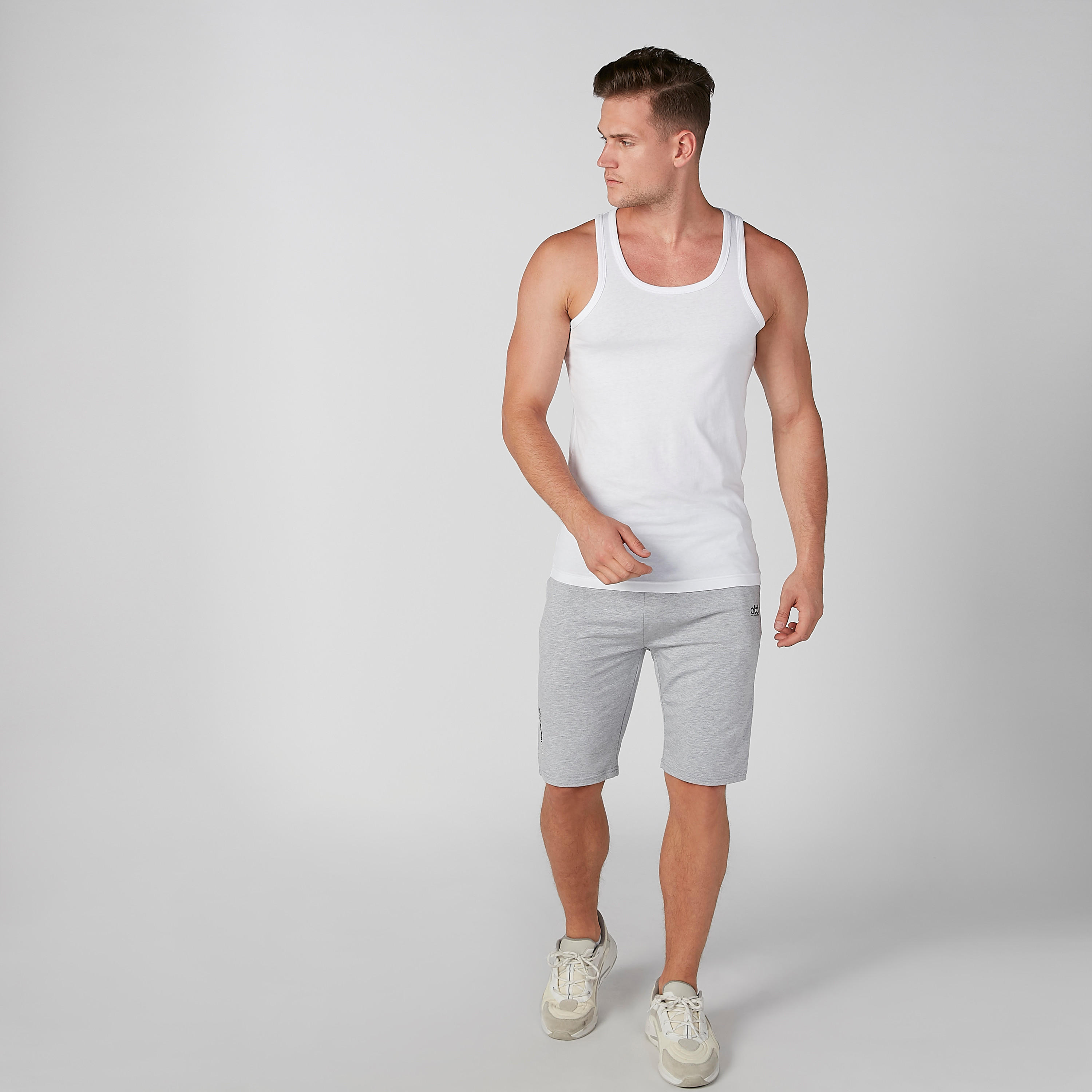 شورت سادة بخصر مطاطي وجيوب-men-clothing-bottoms-shorts-image-1