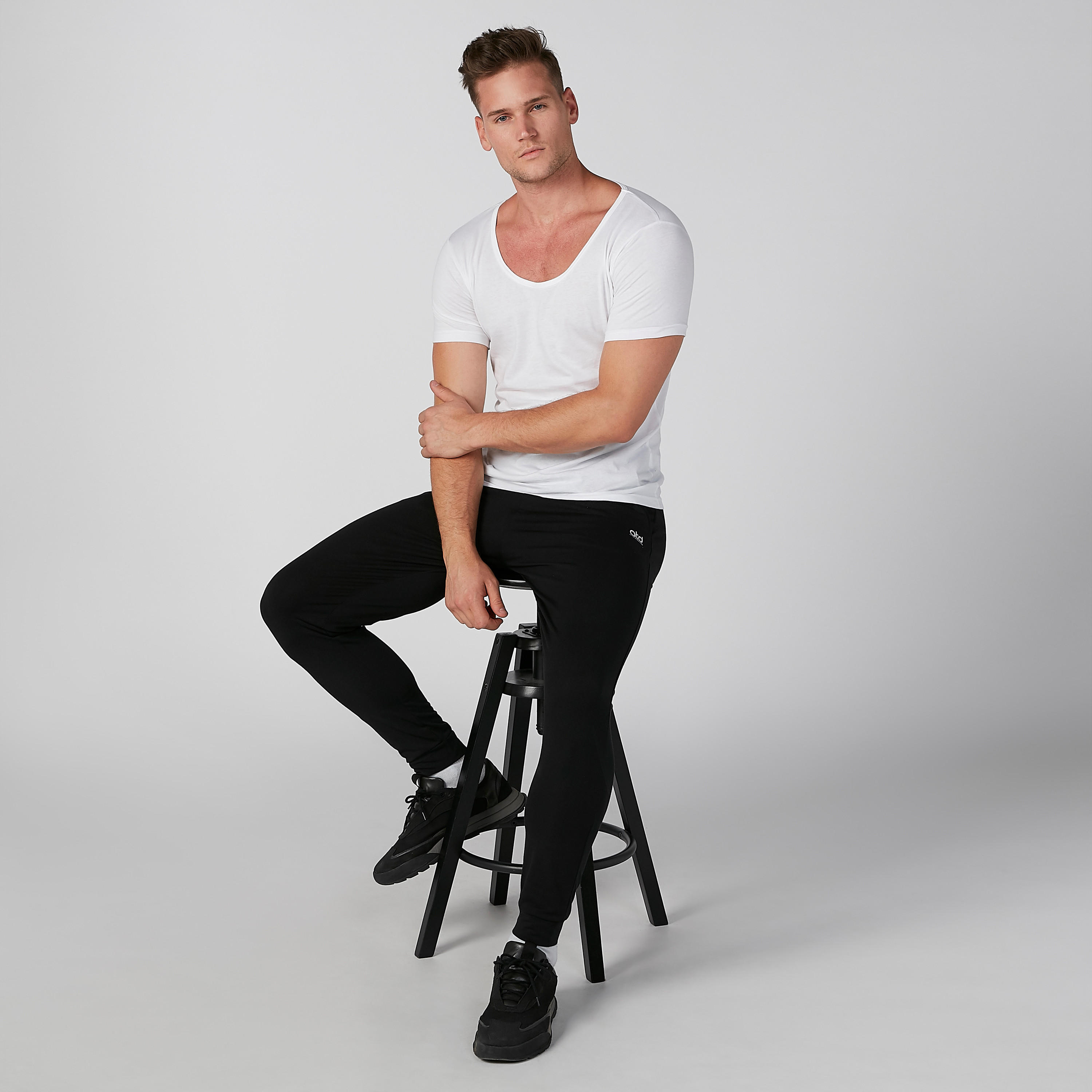 بنطال رياضي سادة بجيوب-men-clothing-bottoms-joggers-image-1