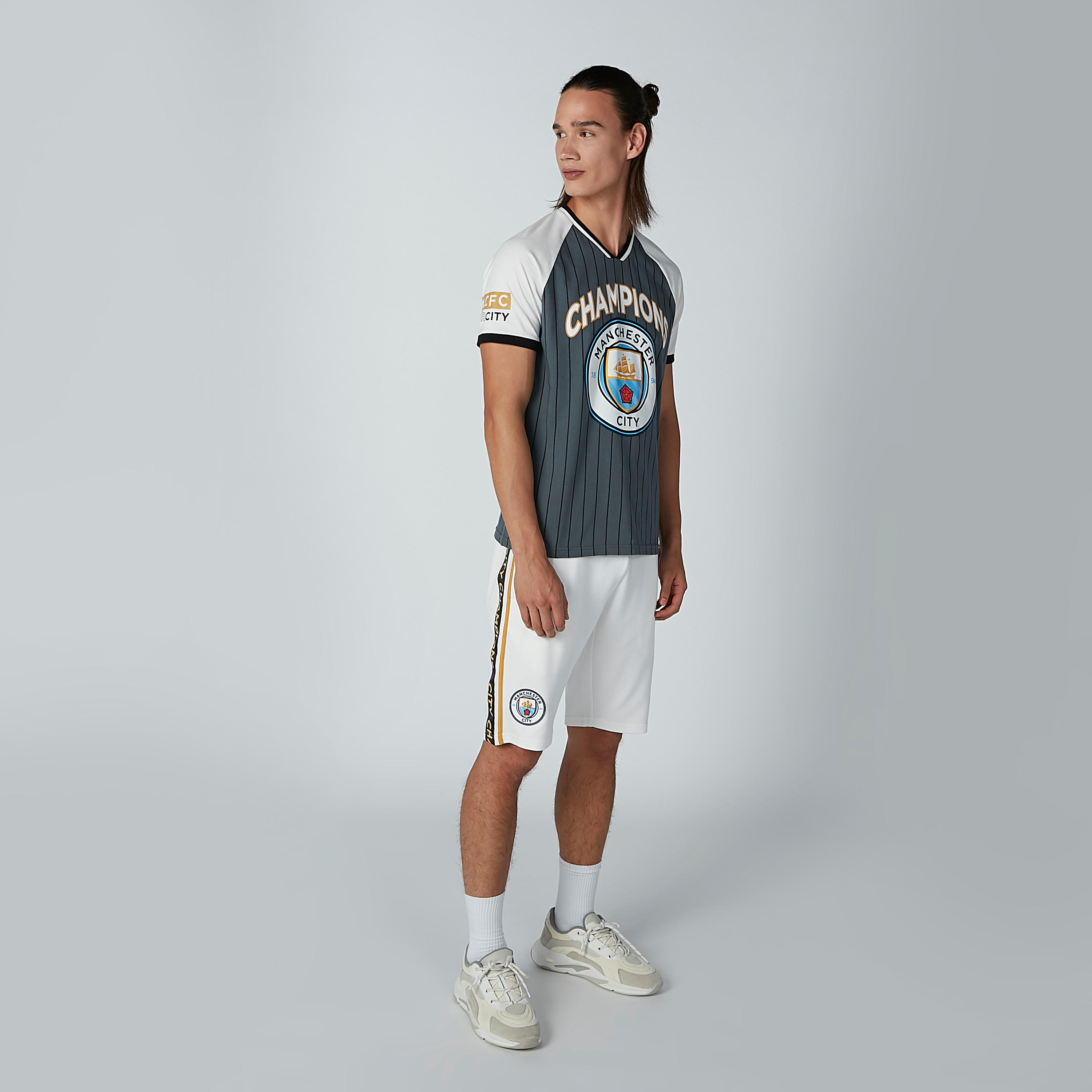 تيشيرت بياقة V وأكمام مغايرة وطبعات-men-clothing-tshirtsandpolos-tshirts-image-2