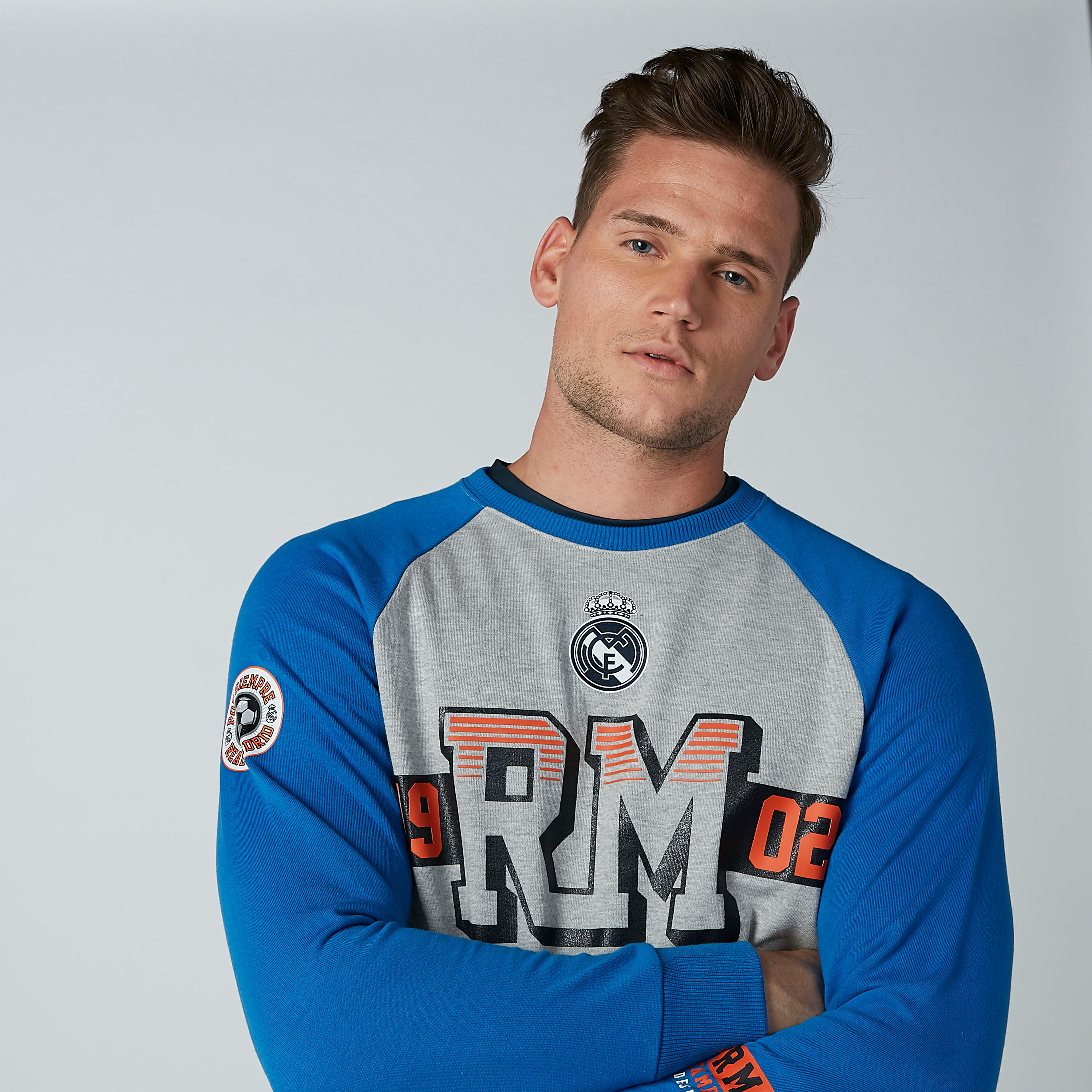 سويت شيرت بياقة مستديرة وأكمام مغايرة وطبعات-men-winterwear-hoodiesandsweatshirts-image-1