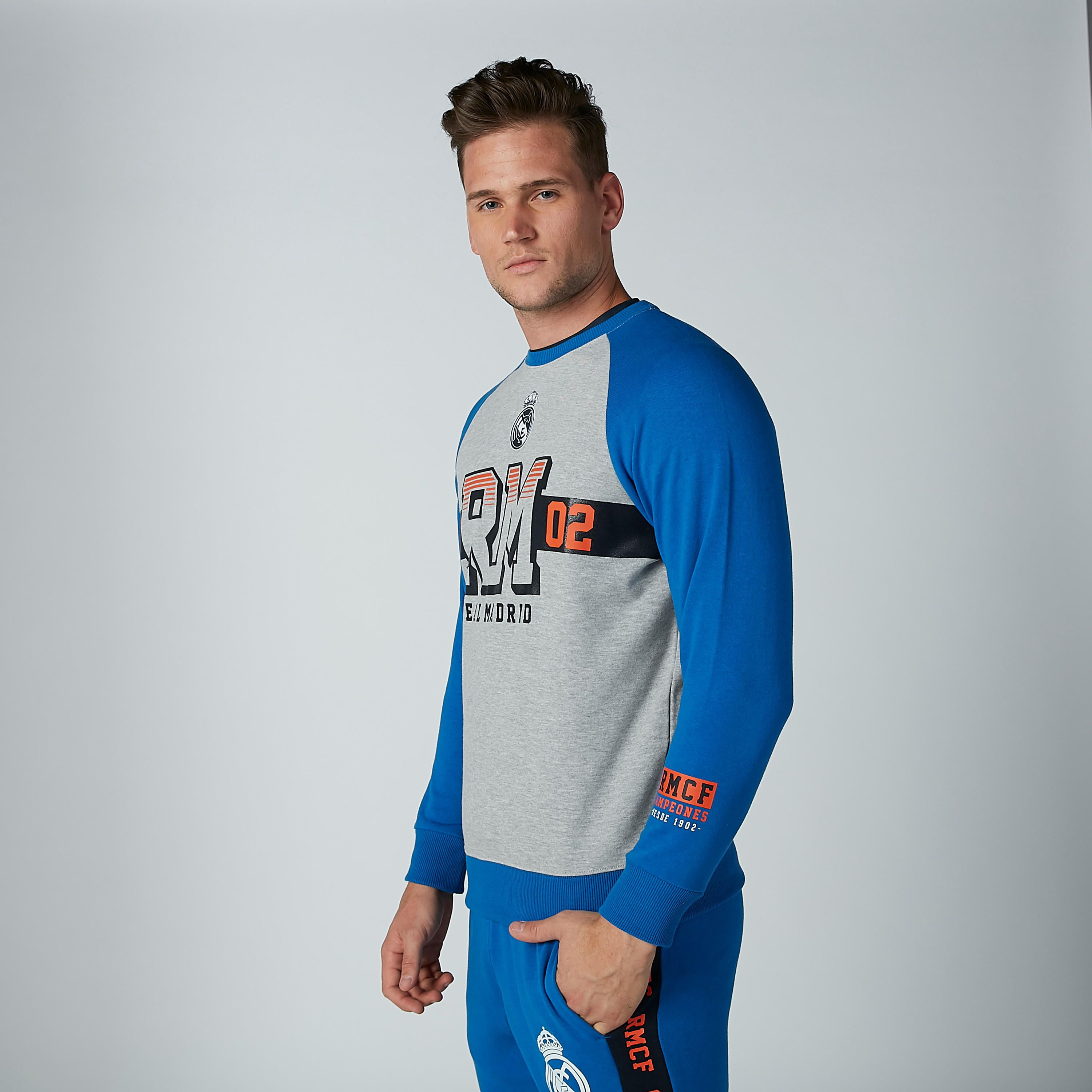 سويت شيرت بياقة مستديرة وأكمام مغايرة وطبعات-men-winterwear-hoodiesandsweatshirts-image-2