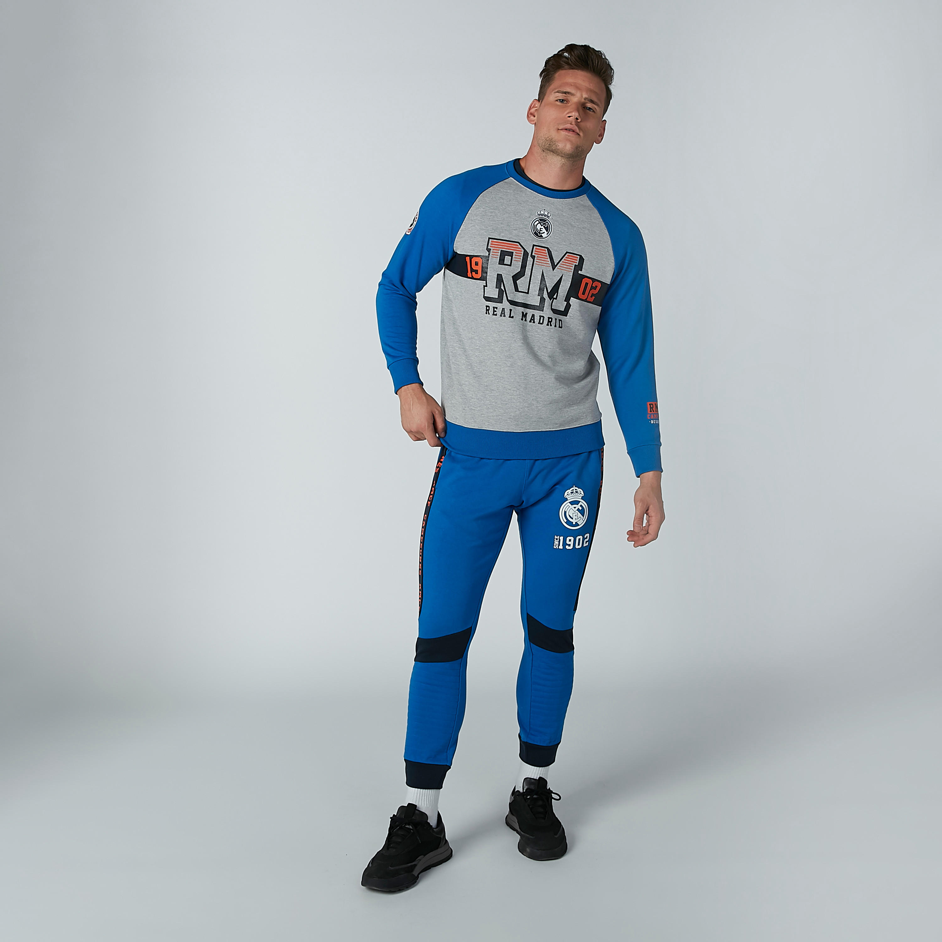سويت شيرت بياقة مستديرة وأكمام مغايرة وطبعات-men-winterwear-hoodiesandsweatshirts-image-3