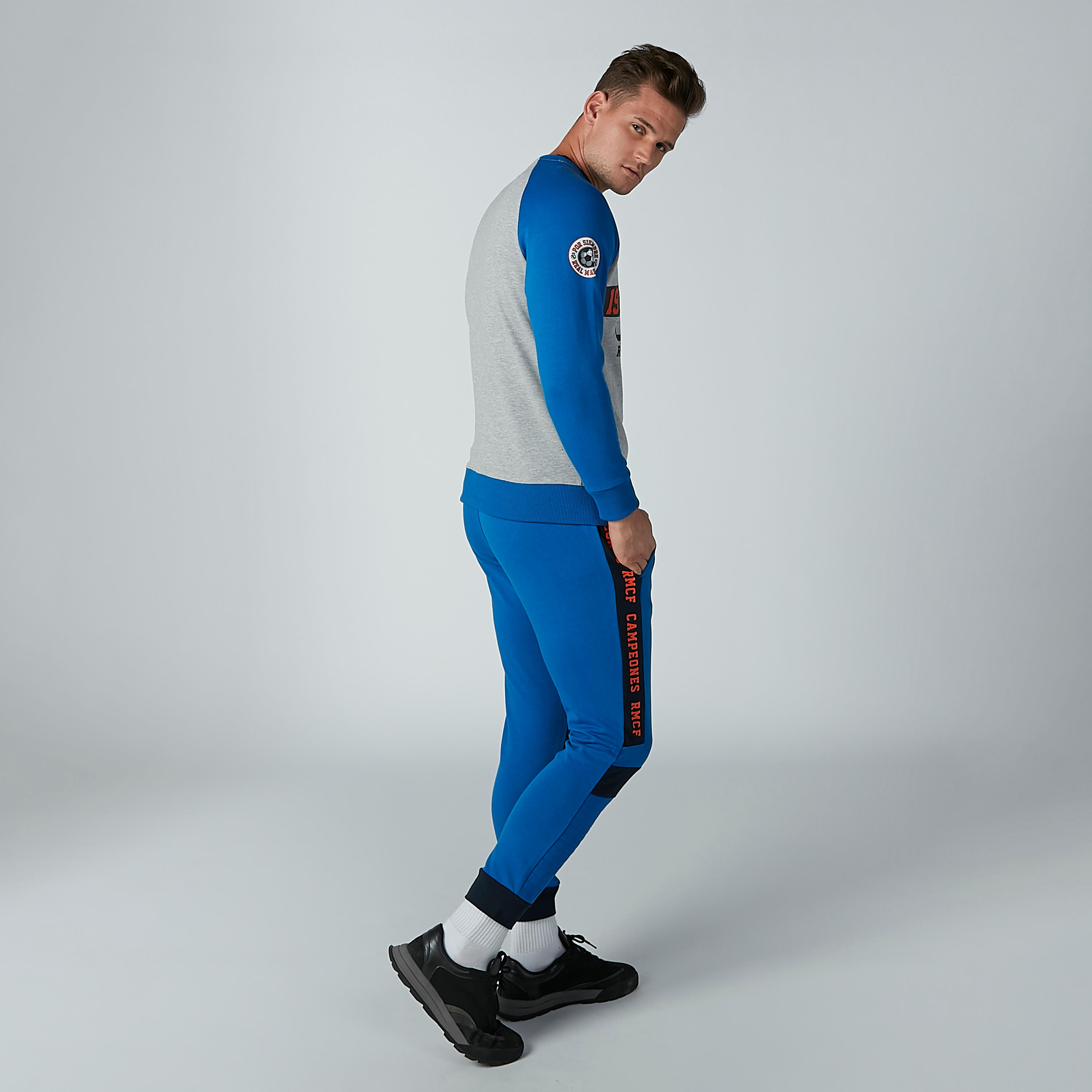 سويت شيرت بياقة مستديرة وأكمام مغايرة وطبعات-men-winterwear-hoodiesandsweatshirts-image-4