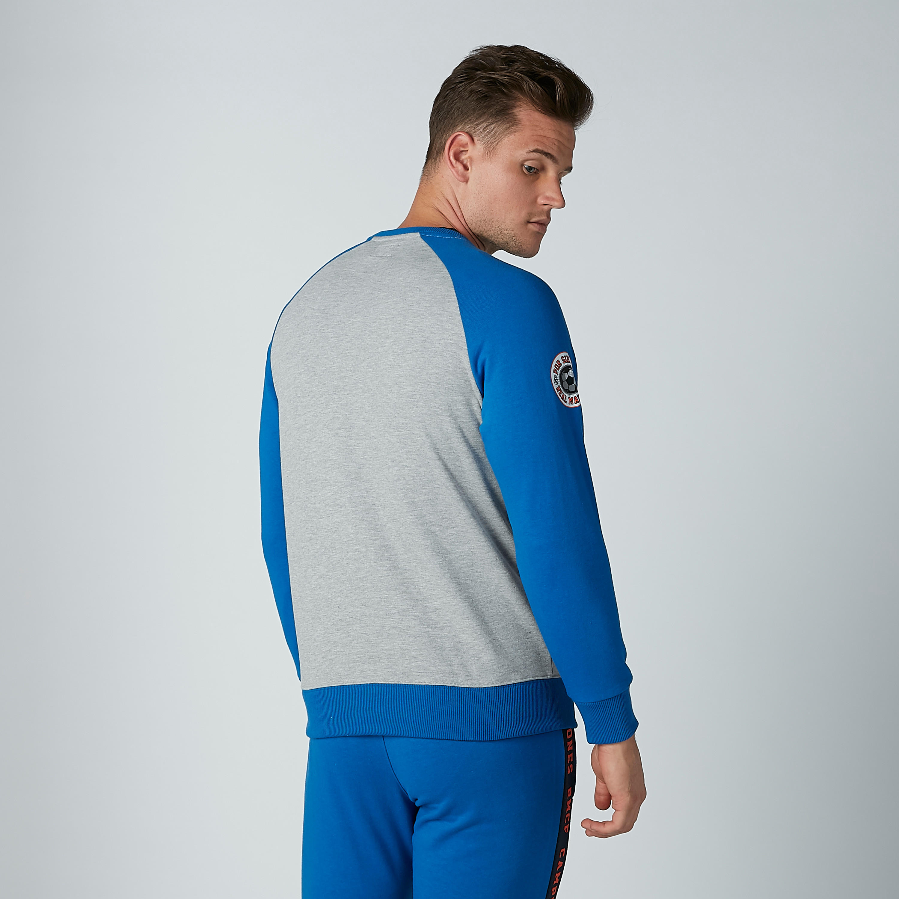 سويت شيرت بياقة مستديرة وأكمام مغايرة وطبعات-men-winterwear-hoodiesandsweatshirts-image-5