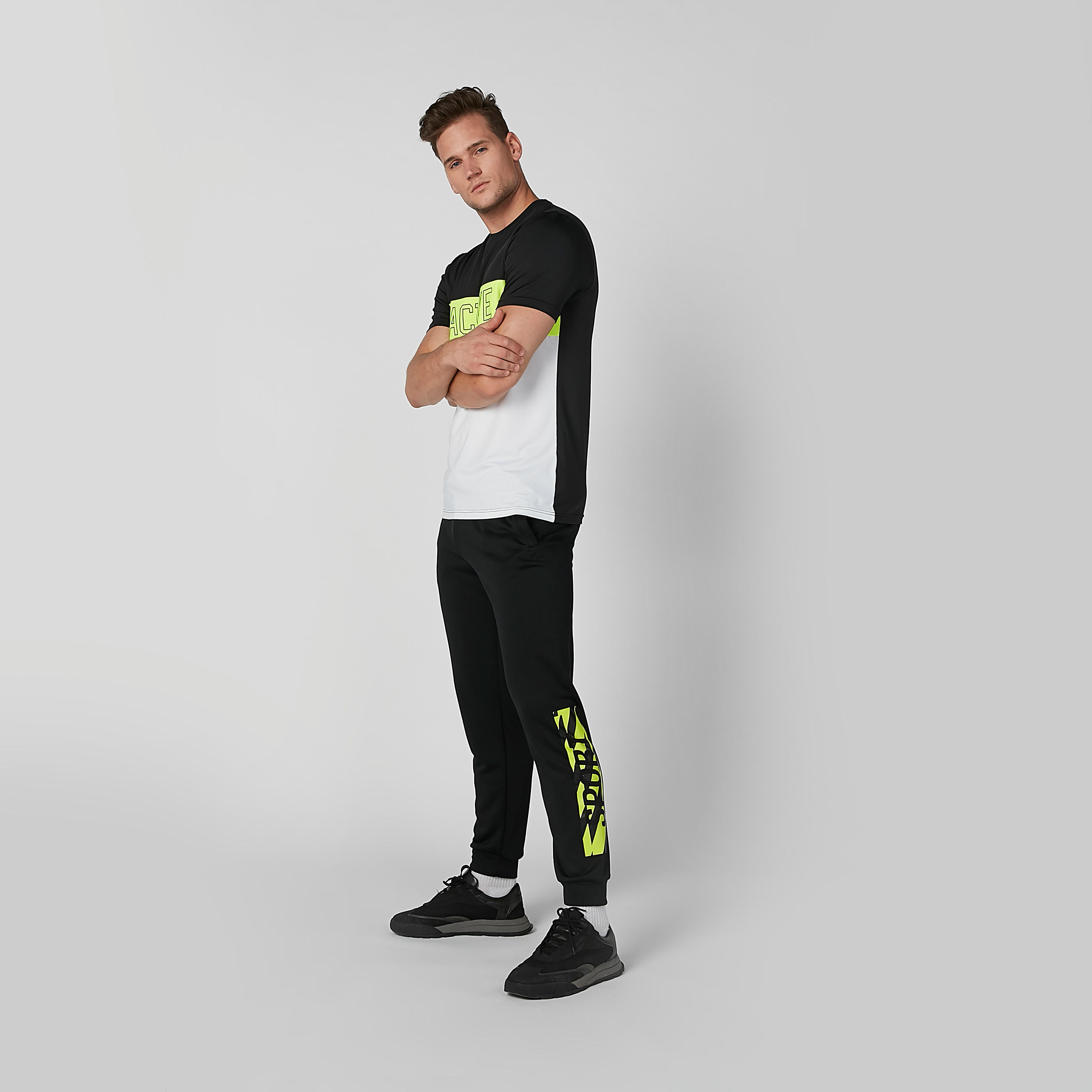 تيشيرت بياقة ضيقة وأكمام قصيرة وطبعات-men-clothing-sportswearandactivewear-tshirtsandpolos-image-2