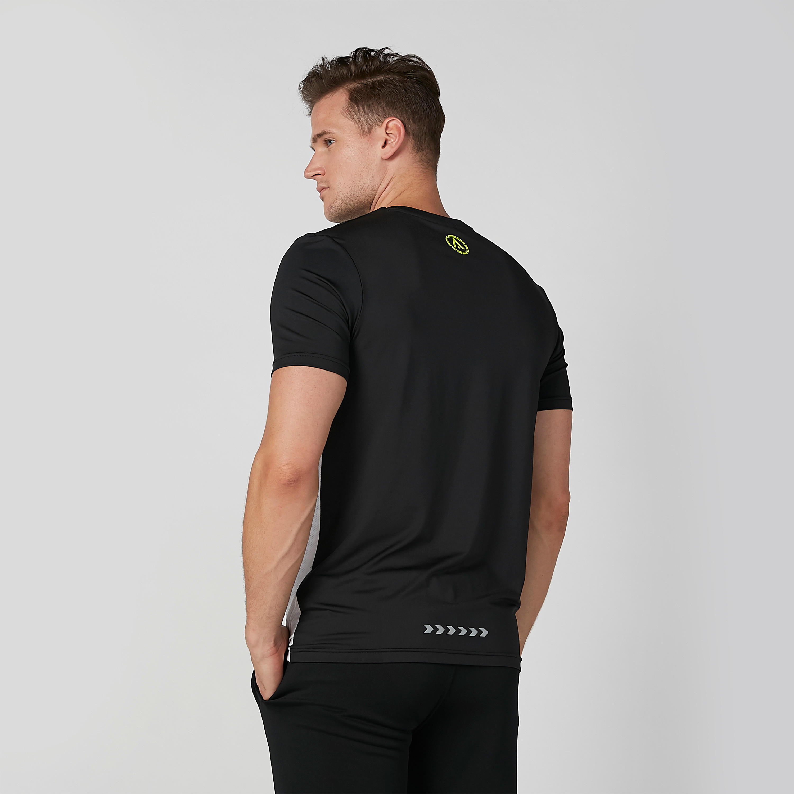 تيشيرت بياقة ضيقة وأكمام قصيرة وطبعات-men-clothing-sportswearandactivewear-tshirtsandpolos-image-3