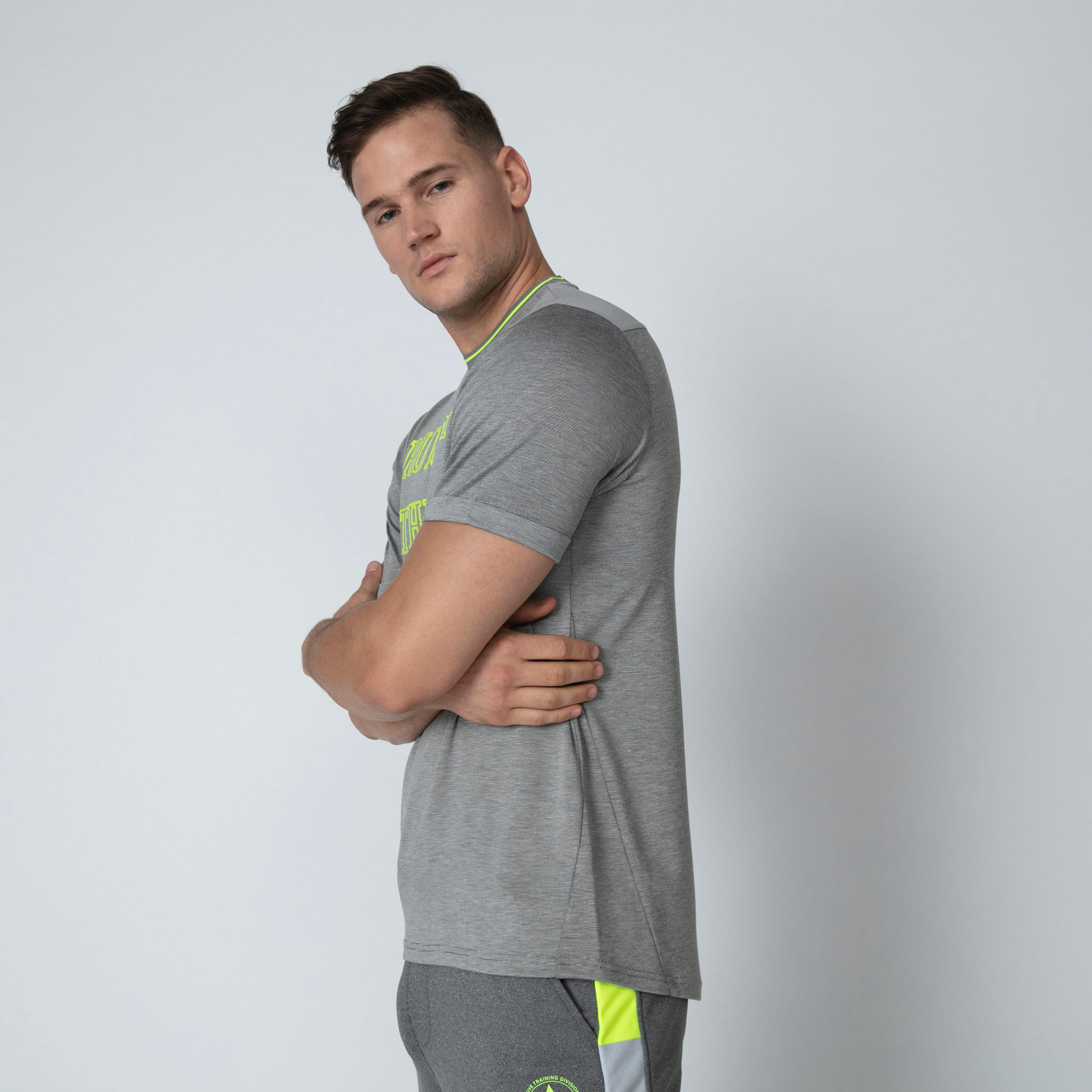 تيشيرت بياقة مستديرة وأكمام قصيرة وطبعات-men-clothing-tshirtsandpolos-tshirts-image-3
