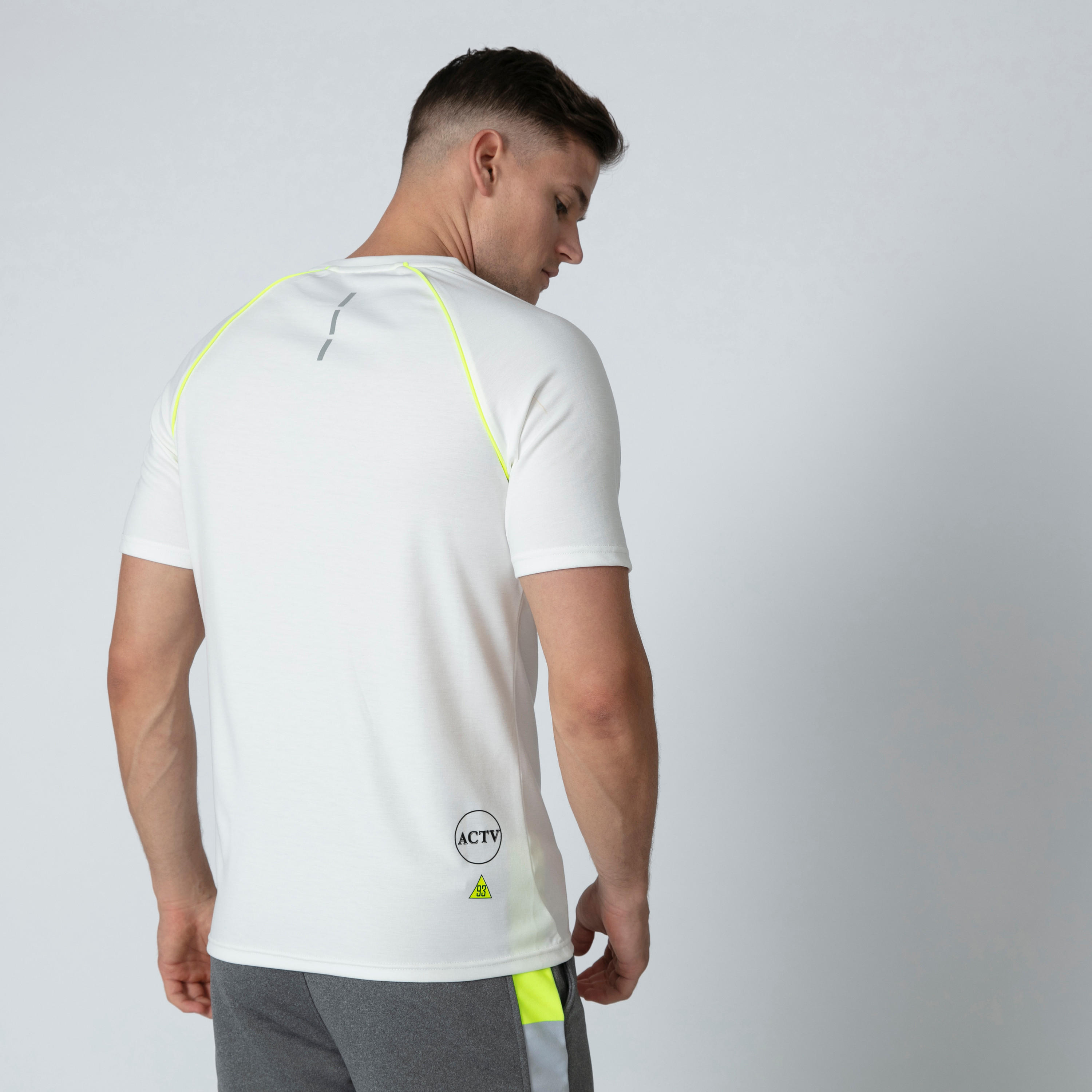 تيشيرت بياقة مستديرة وأكمام قصيرة وطبعات-men-clothing-sportswearandactivewear-tshirtsandpolos-image-2