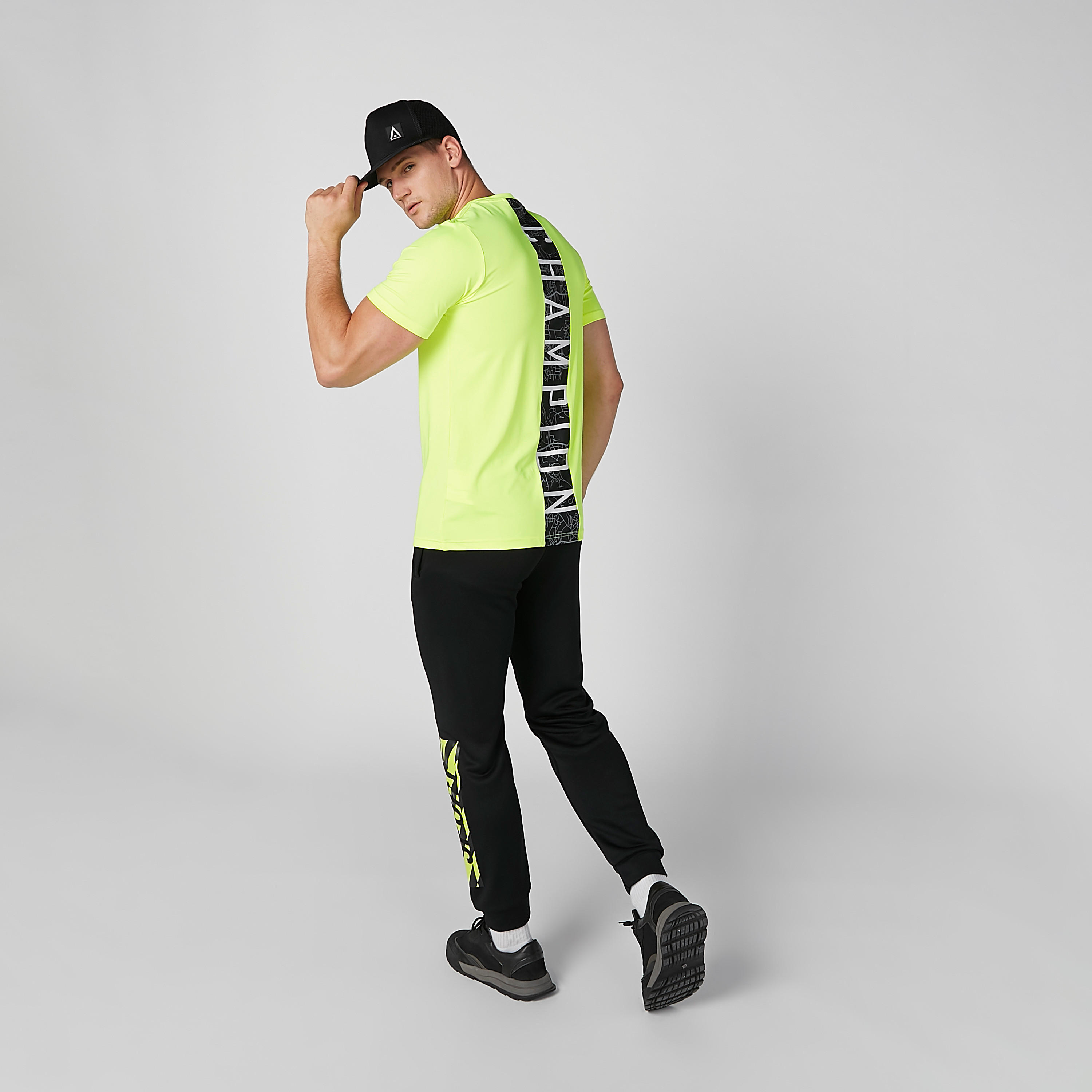 تيشيرت بياقة ضيقة وأكمام قصيرة وطبعات-men-clothing-sportswearandactivewear-tshirtsandpolos-image-2
