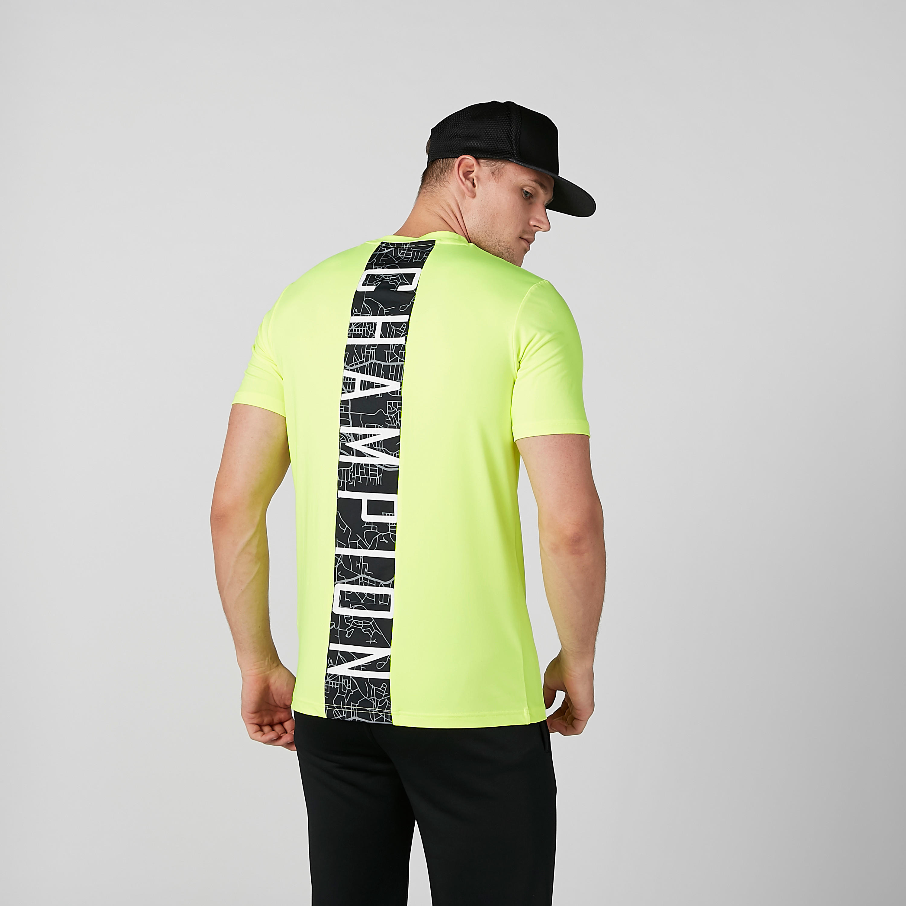 تيشيرت بياقة ضيقة وأكمام قصيرة وطبعات-men-clothing-sportswearandactivewear-tshirtsandpolos-image-4