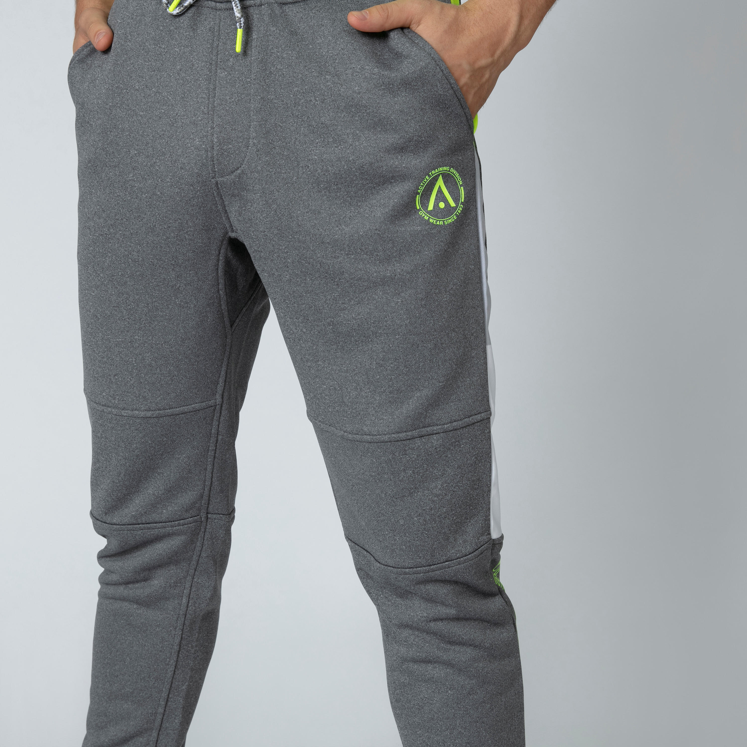 بنطال رياضي طويل برباط وجيوب وطبعات-men-clothing-bottoms-joggers-image-5