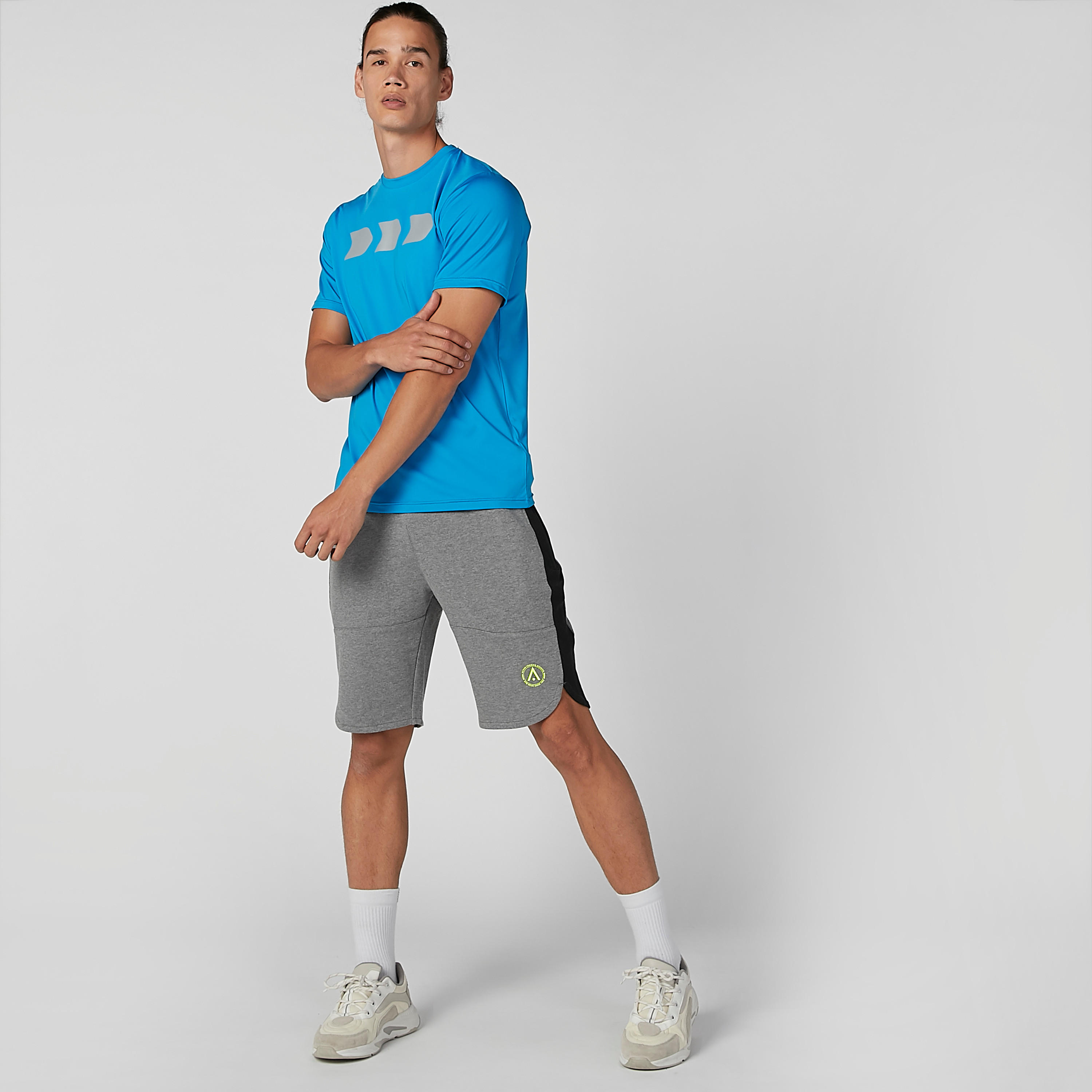 شورت برباط وجيوب وطبعات-men-clothing-sportswearandactivewear-bottoms-image-3