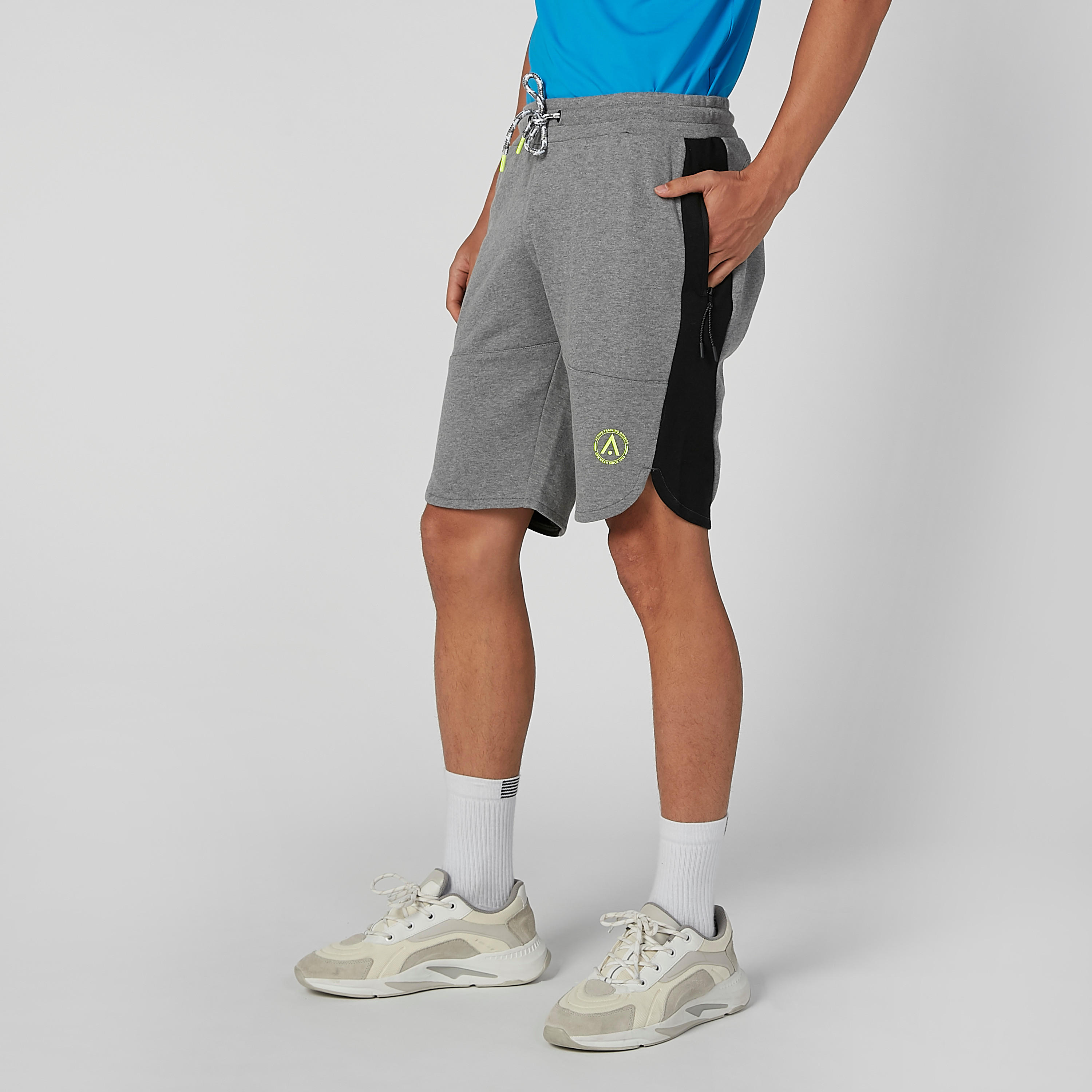 شورت برباط وجيوب وطبعات-men-clothing-sportswearandactivewear-bottoms-image-1