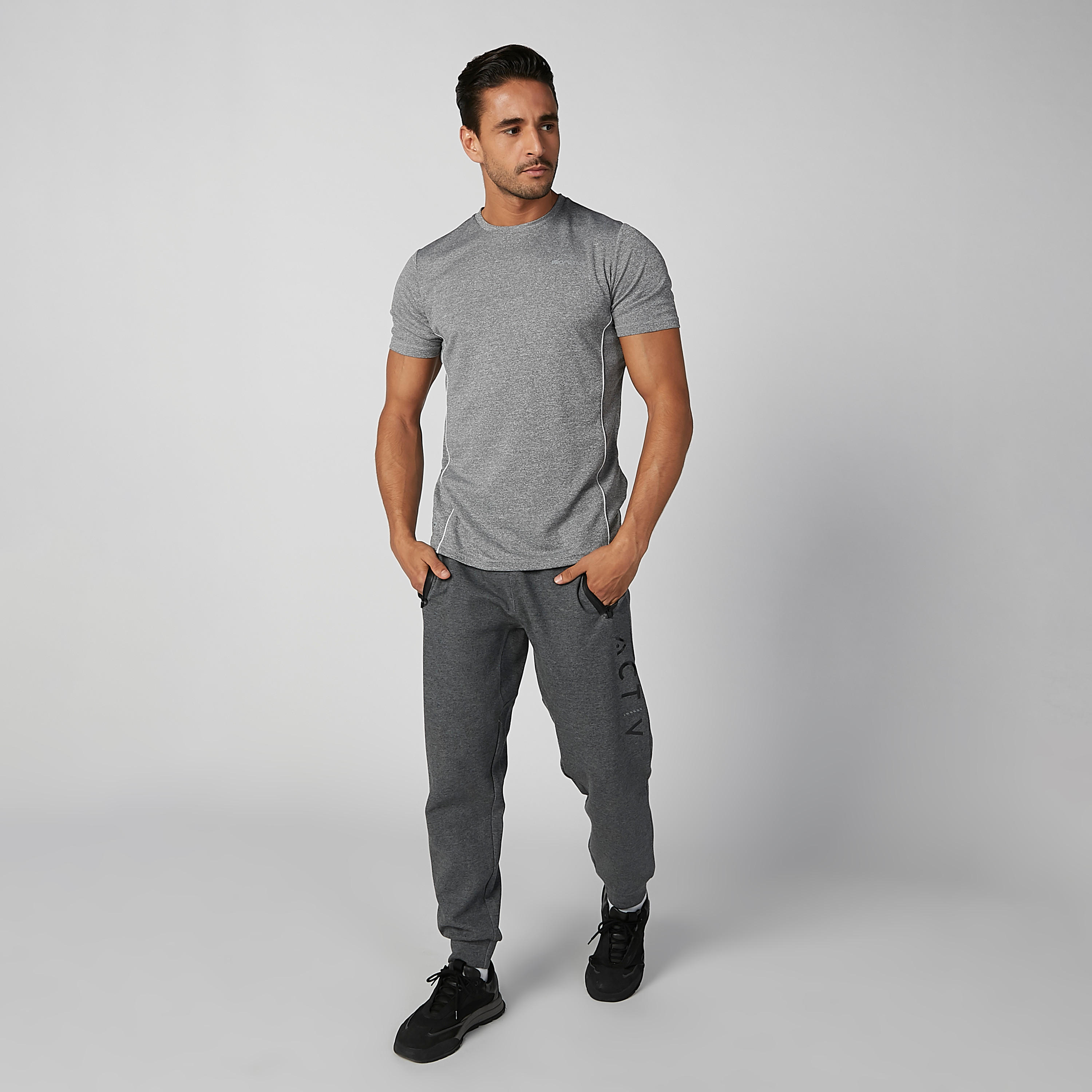 تيشيرت سادة بياقة ضيّقة وأكمام قصيرة-men-clothing-sportswearandactivewear-tshirtsandpolos-image-2