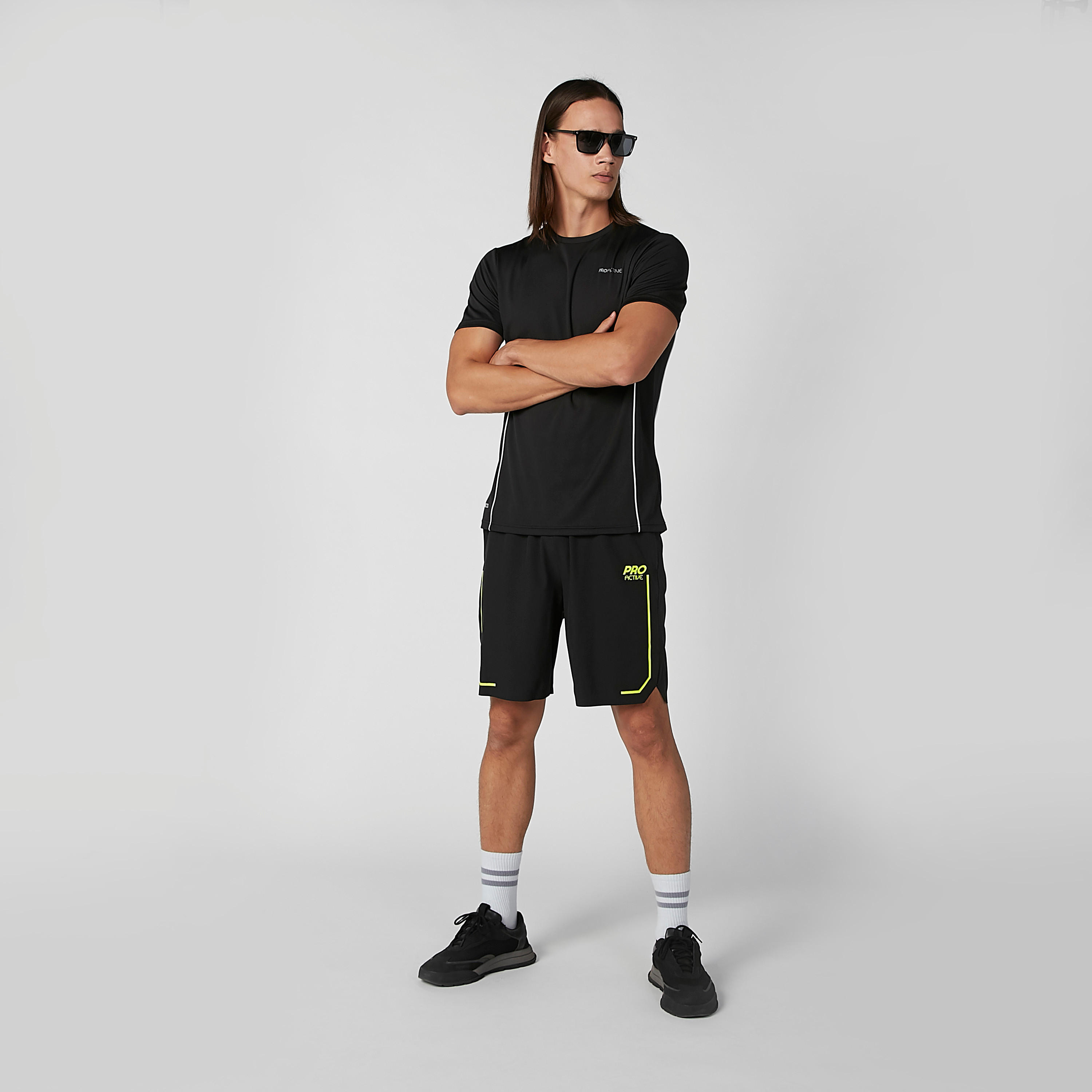 تيشيرت بياقة ضيقة وأكمام قصيرة وطبعات-men-clothing-sportswearandactivewear-tshirtsandpolos-image-2