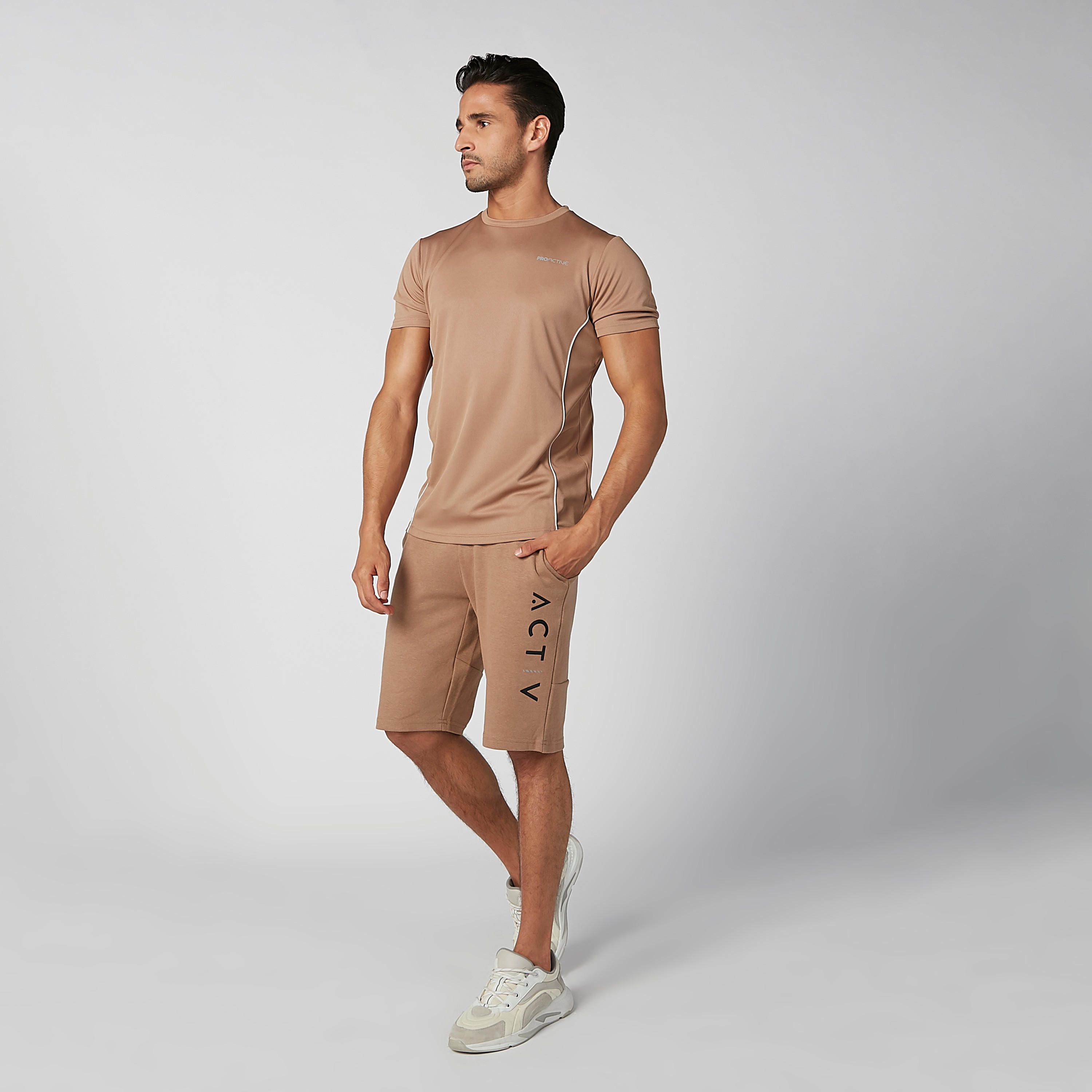 تيشيرت بارز الملمس بياقة ضيقة وأكمام قصيرة-men-clothing-sportswearandactivewear-tshirtsandpolos-image-2
