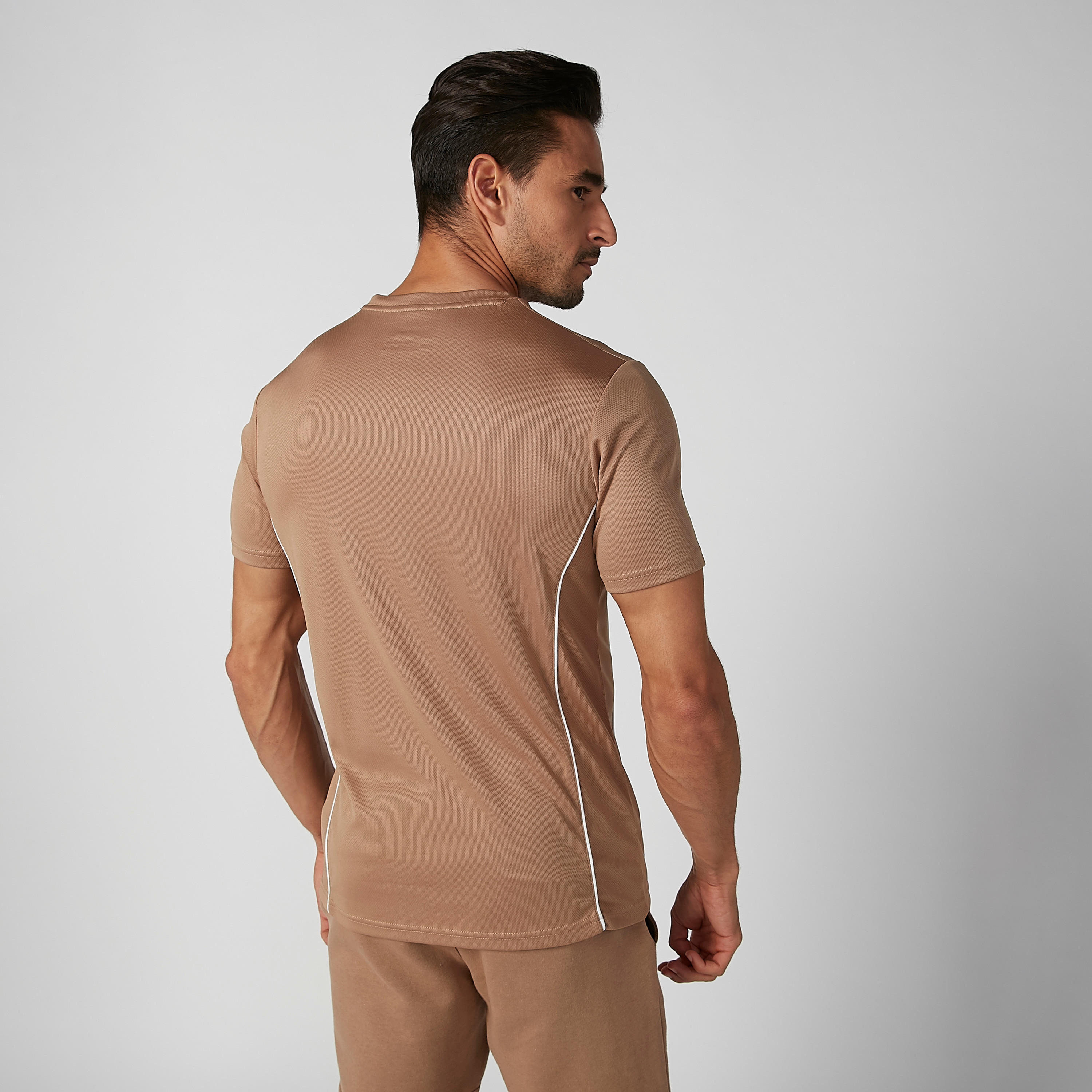 تيشيرت بارز الملمس بياقة ضيقة وأكمام قصيرة-men-clothing-sportswearandactivewear-tshirtsandpolos-image-4