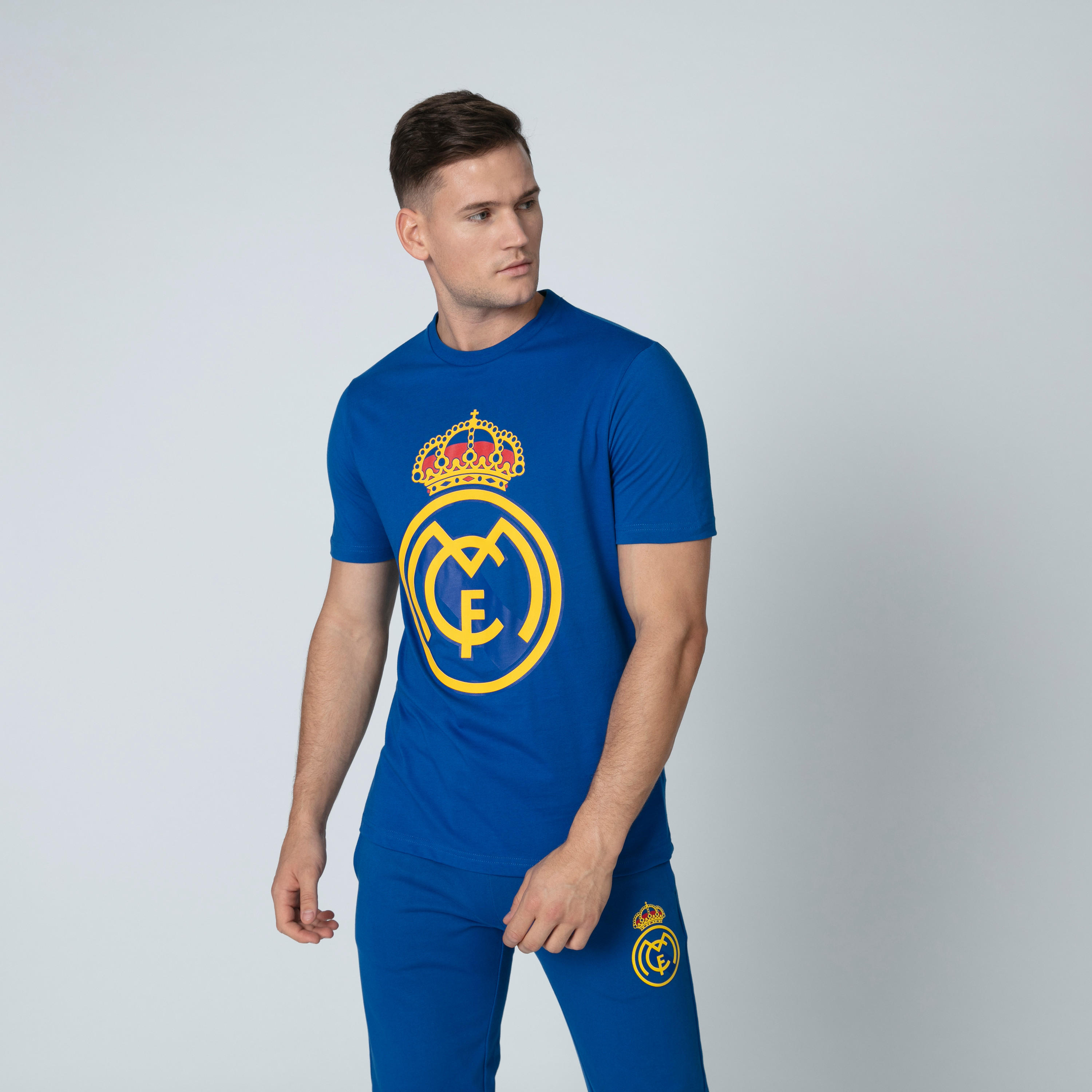 تيشيرت بياقة ضيقة وأكمام قصيرة وطبعات ريال مدريد-men-clothing-sportswearandactivewear-tshirtsandpolos-image-1