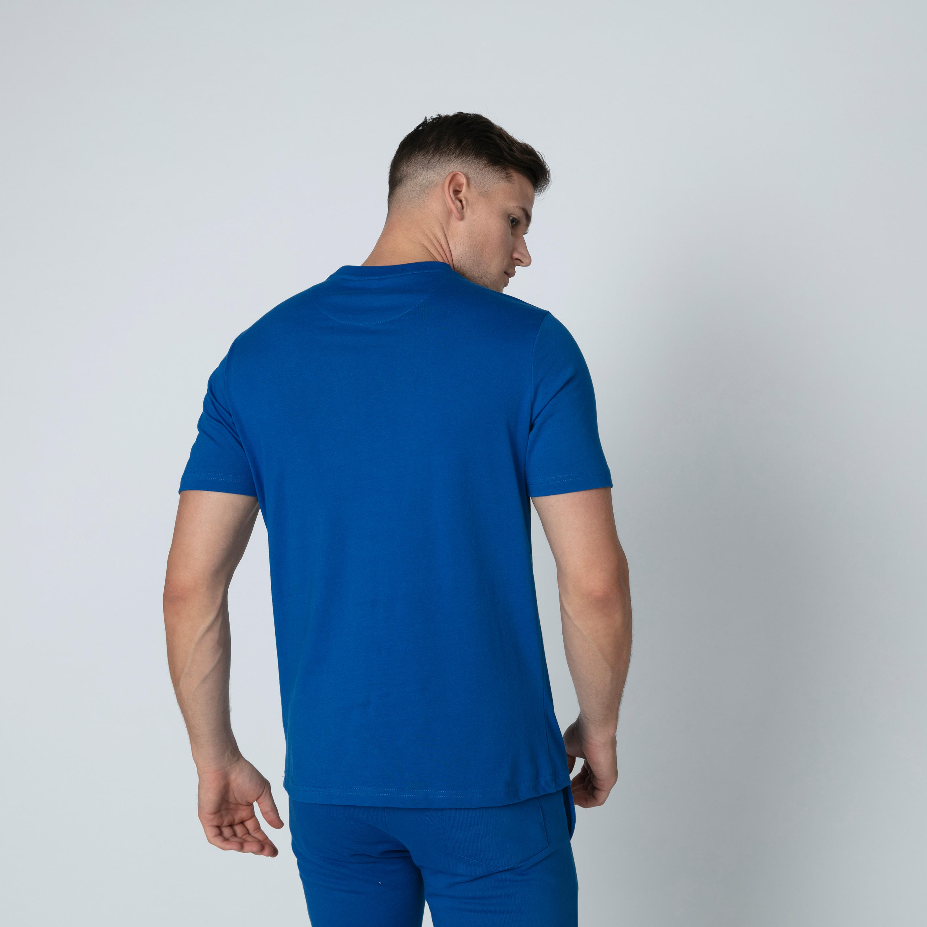 تيشيرت بياقة ضيقة وأكمام قصيرة وطبعات ريال مدريد-men-clothing-sportswearandactivewear-tshirtsandpolos-image-2
