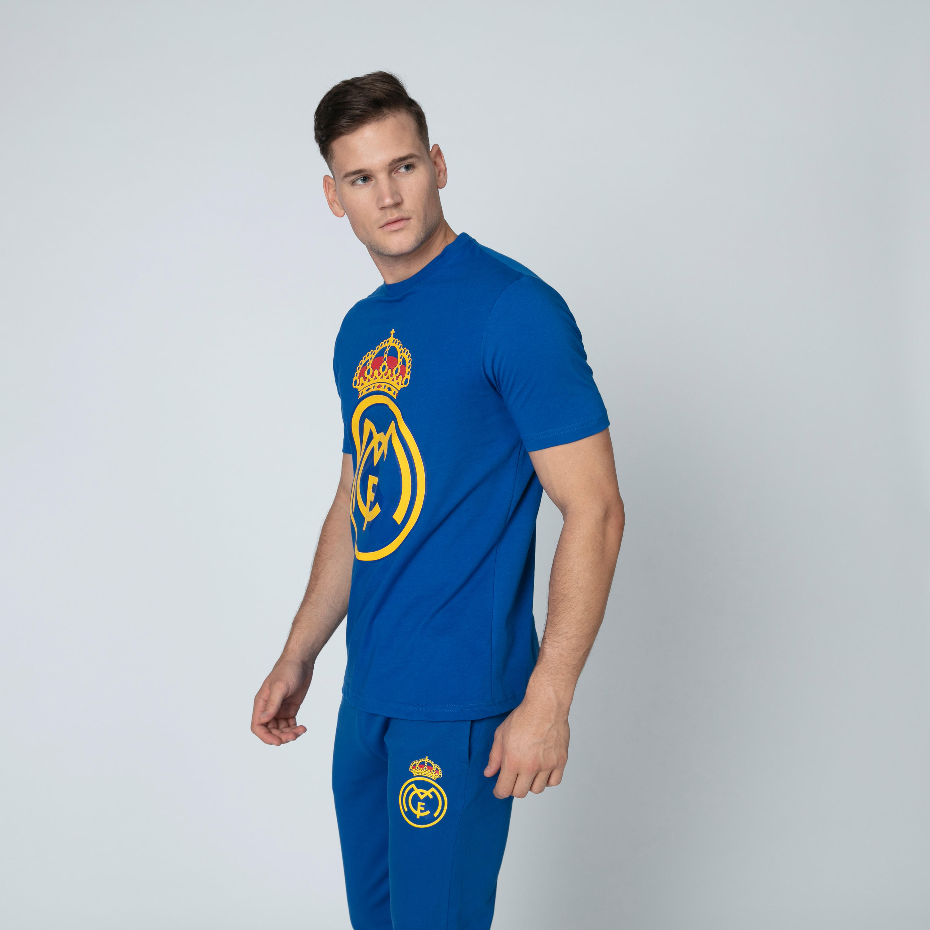 تيشيرت بياقة ضيقة وأكمام قصيرة وطبعات ريال مدريد-men-clothing-sportswearandactivewear-tshirtsandpolos-image-4