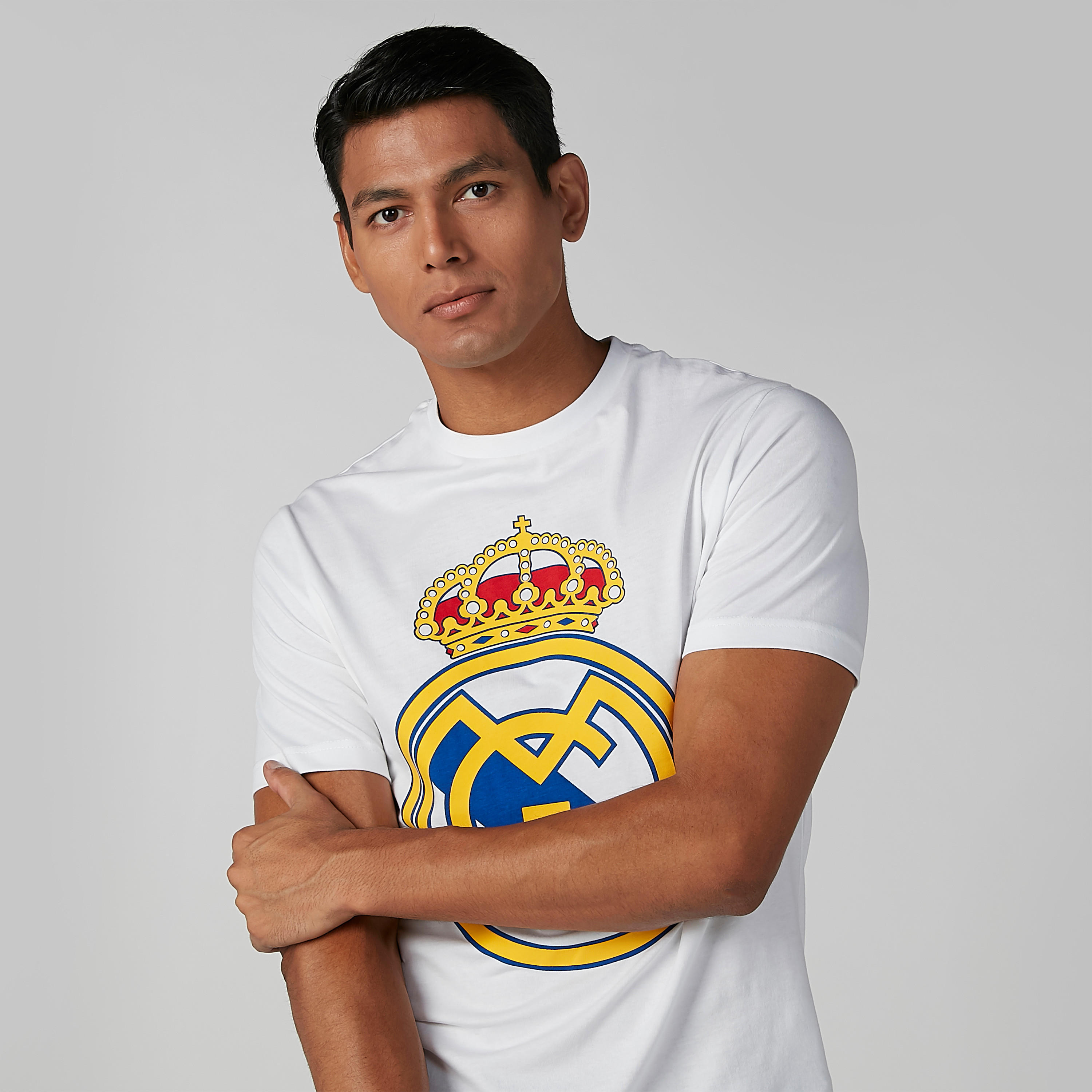 تيشيرت بياقة ضيّقة وأكمام قصيرة وطبعات-men-clothing-sportswearandactivewear-tshirtsandpolos-image-2