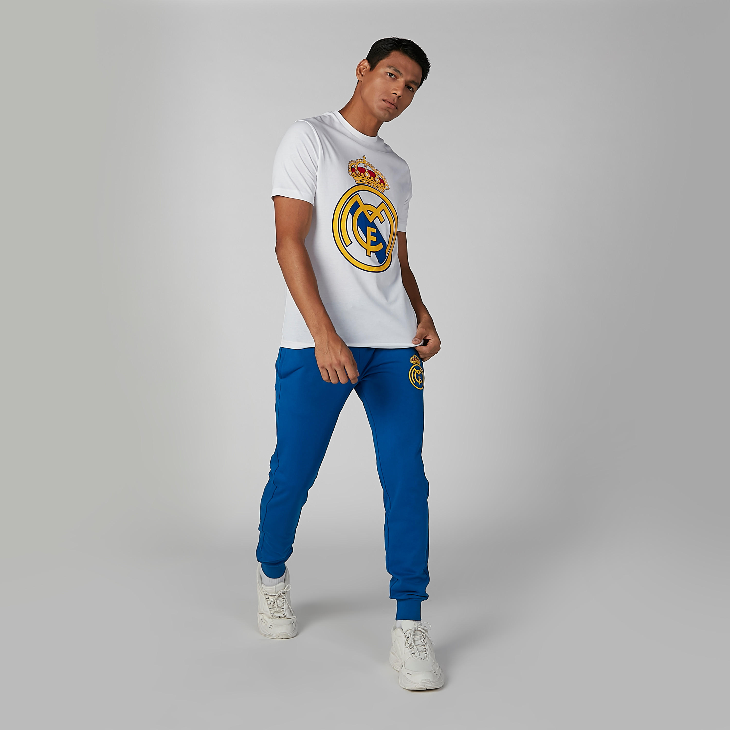 تيشيرت بياقة ضيّقة وأكمام قصيرة وطبعات-men-clothing-sportswearandactivewear-tshirtsandpolos-image-3