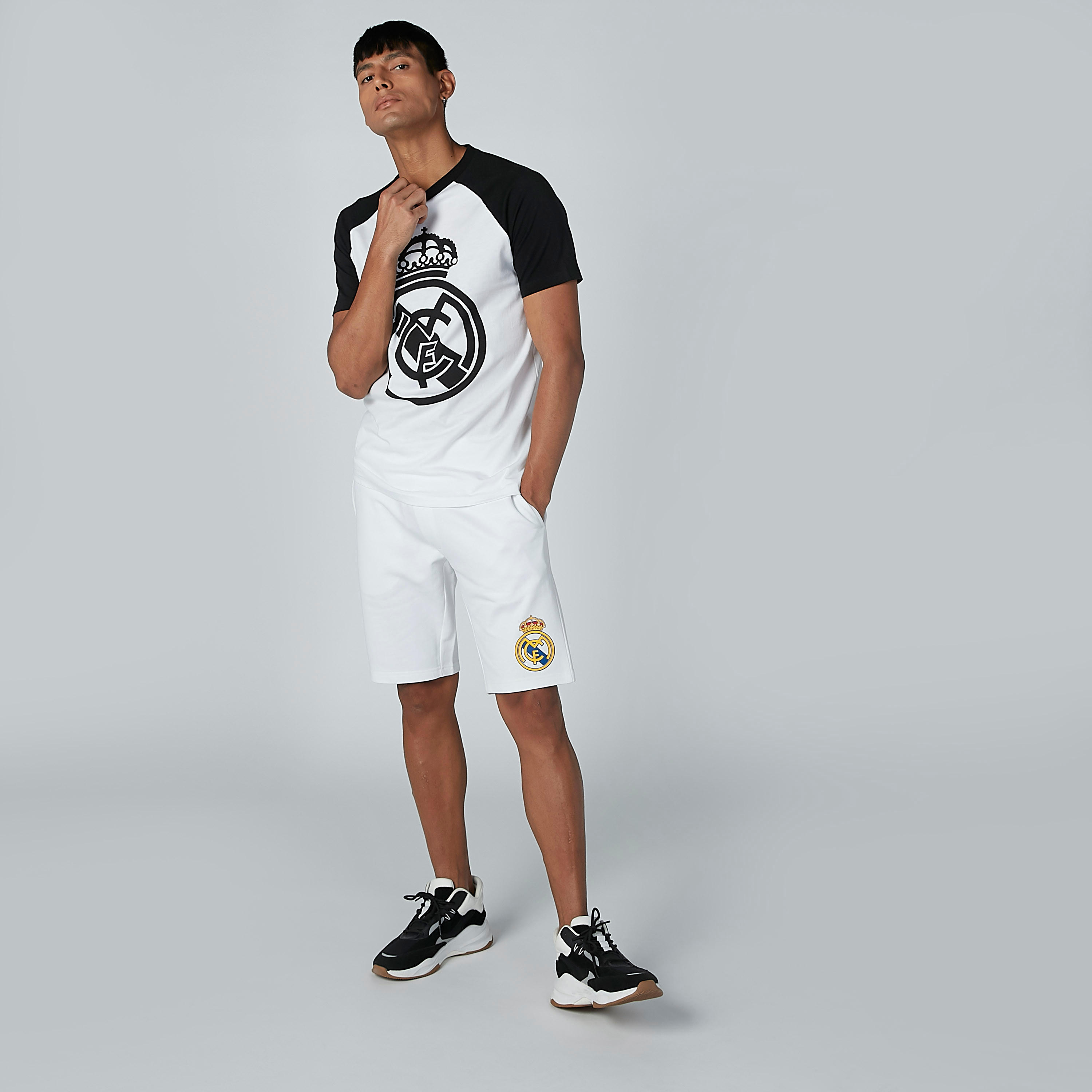 تيشيرت بياقة مستديرة وأكمام مغايرة وطبعات-men-clothing-sportswearandactivewear-tshirtsandpolos-image-4