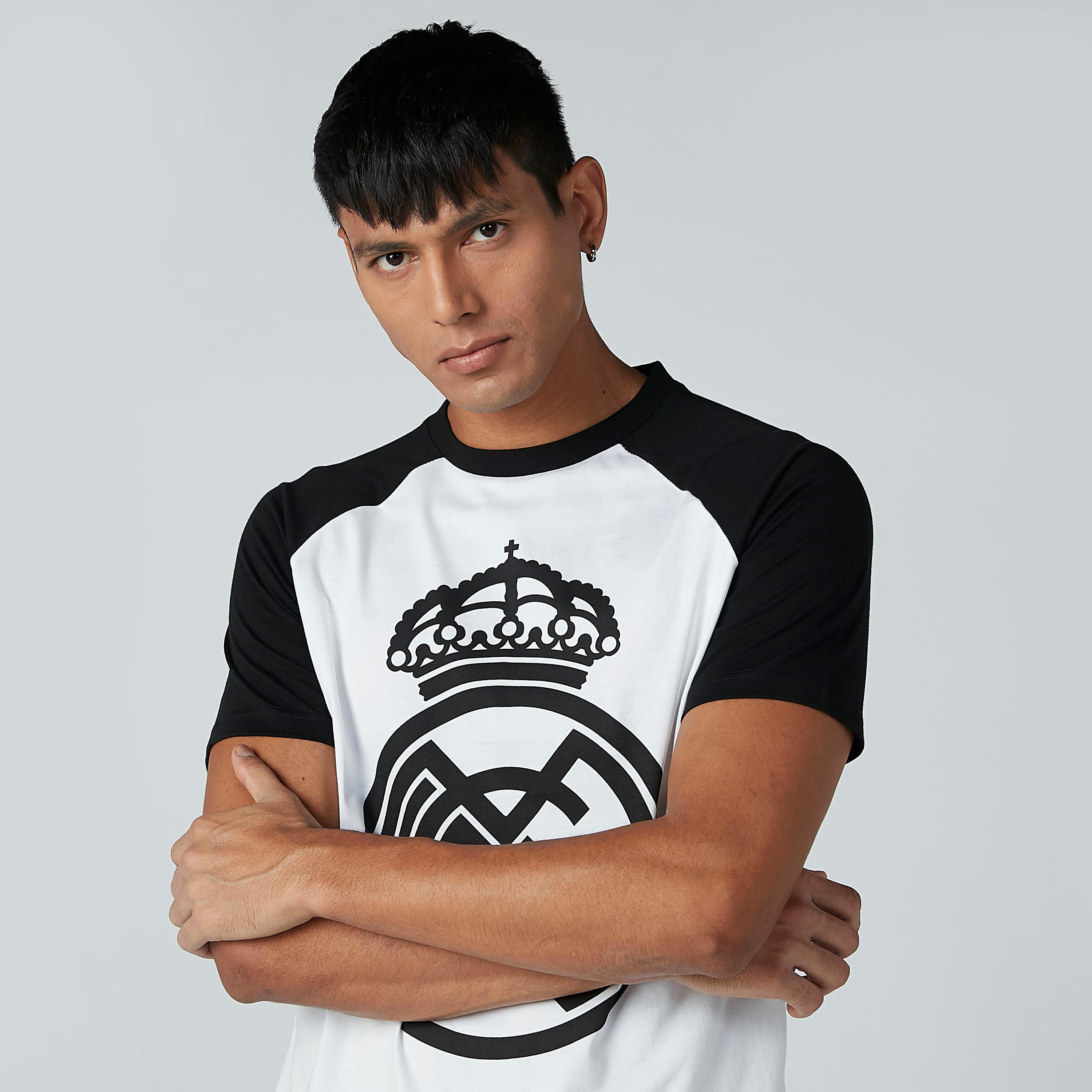 تيشيرت بياقة مستديرة وأكمام مغايرة وطبعات-men-clothing-sportswearandactivewear-tshirtsandpolos-image-2