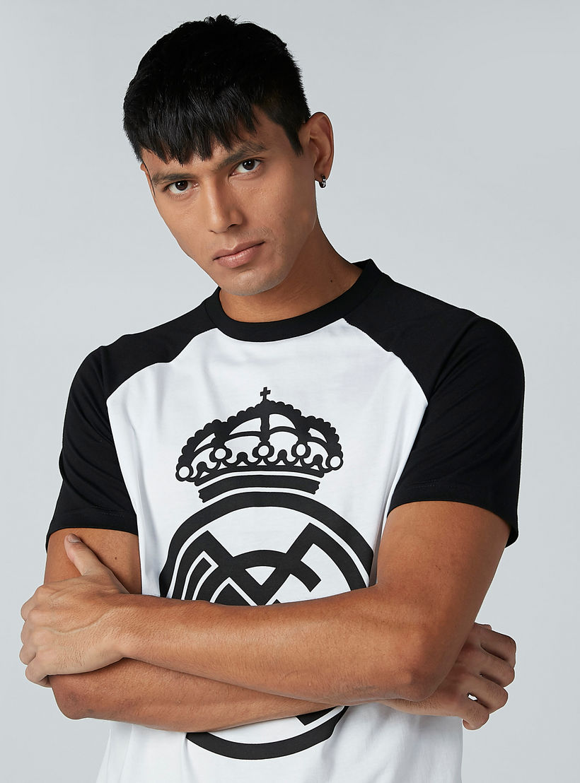 تيشيرت بياقة مستديرة وأكمام مغايرة وطبعات-men-clothing-sportswearandactivewear-tshirtsandpolos-image-3