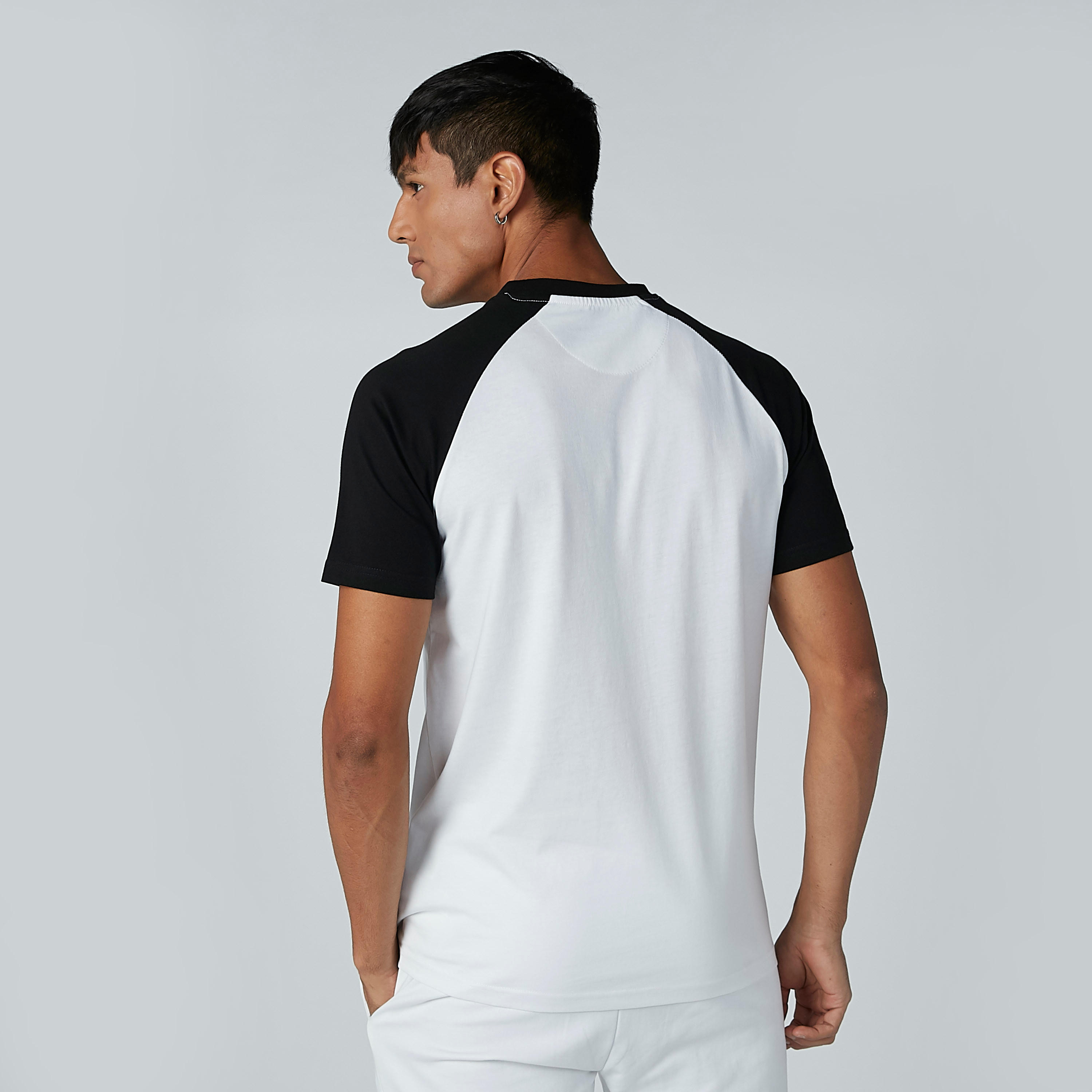 تيشيرت بياقة مستديرة وأكمام مغايرة وطبعات-men-clothing-sportswearandactivewear-tshirtsandpolos-image-2