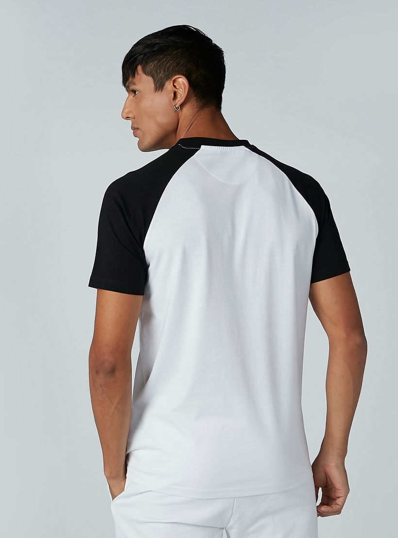 تيشيرت بياقة مستديرة وأكمام مغايرة وطبعات-men-clothing-sportswearandactivewear-tshirtsandpolos-image-2