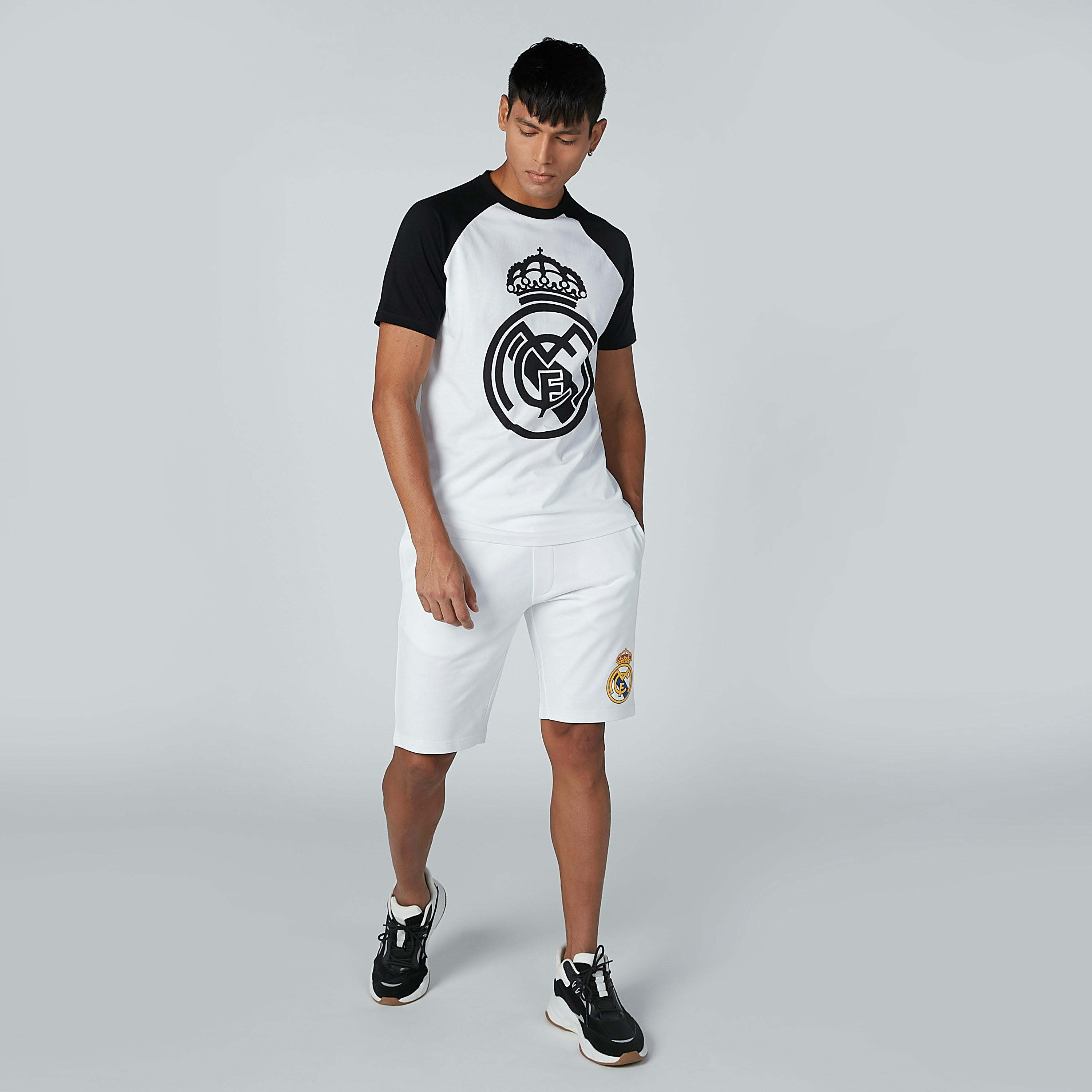 تيشيرت بياقة مستديرة وأكمام مغايرة وطبعات-men-clothing-sportswearandactivewear-tshirtsandpolos-image-4