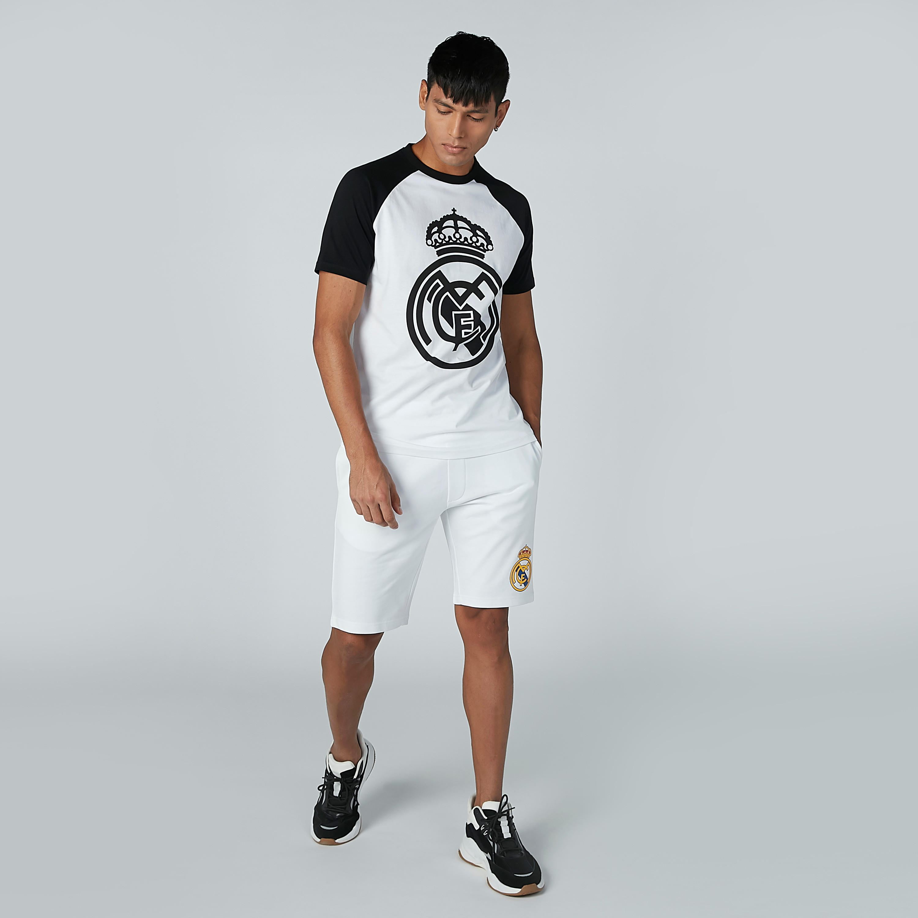 شورت بتفاصيل جيوب ورباط مع طبعات-men-clothing-sportswearandactivewear-bottoms-image-2