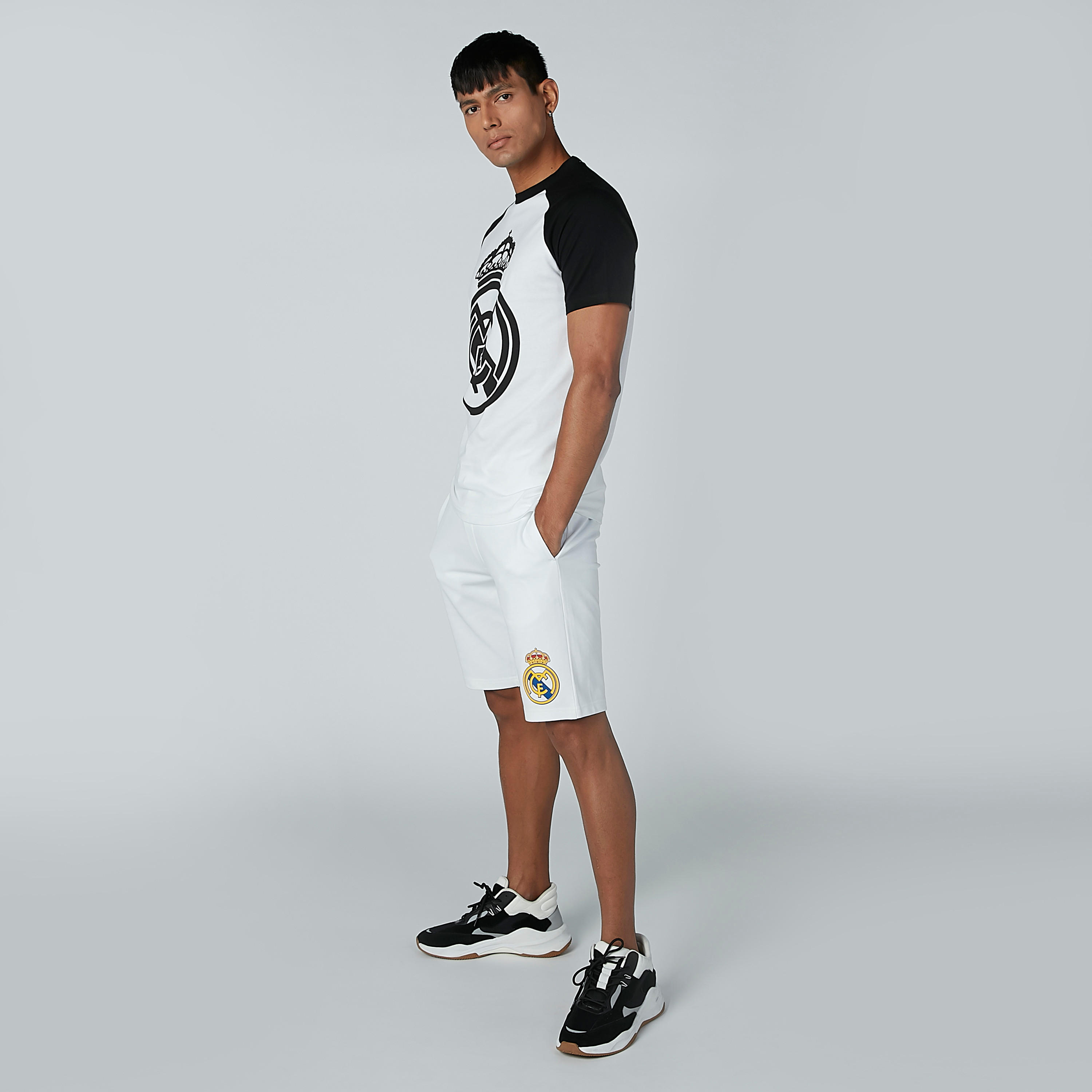 شورت بتفاصيل جيوب ورباط مع طبعات-men-clothing-sportswearandactivewear-bottoms-image-4