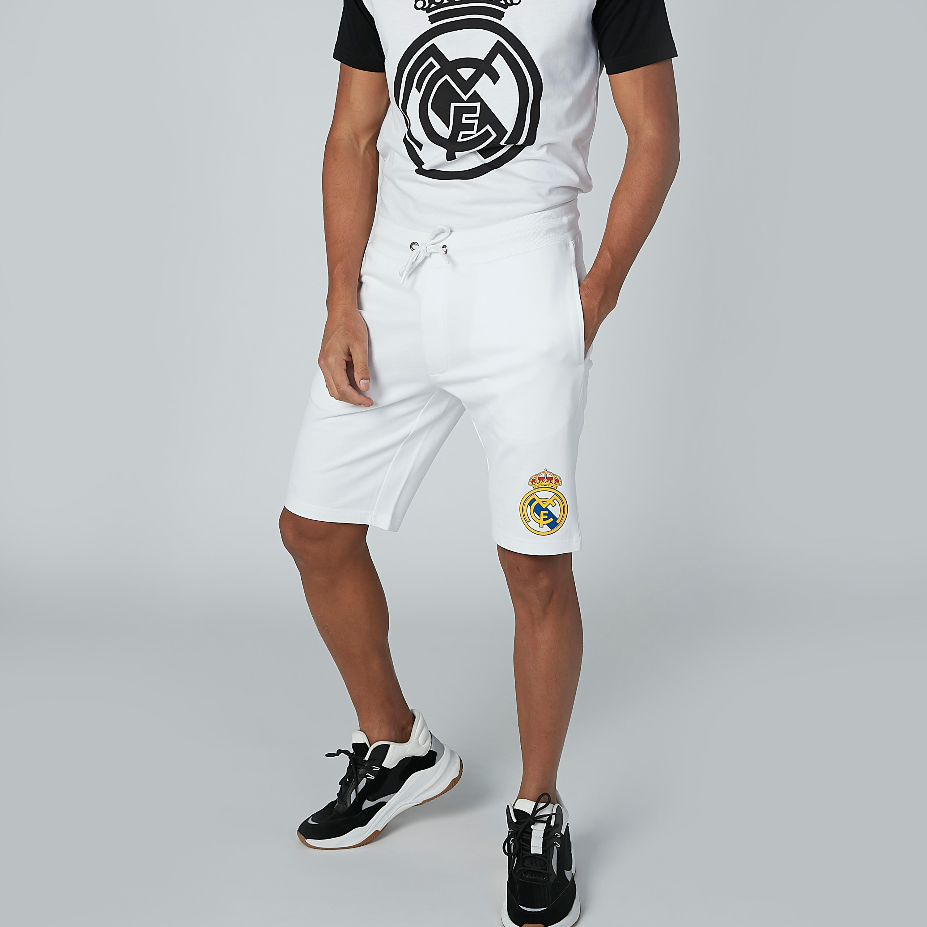 شورت بتفاصيل جيوب ورباط مع طبعات-men-clothing-sportswearandactivewear-bottoms-image-5