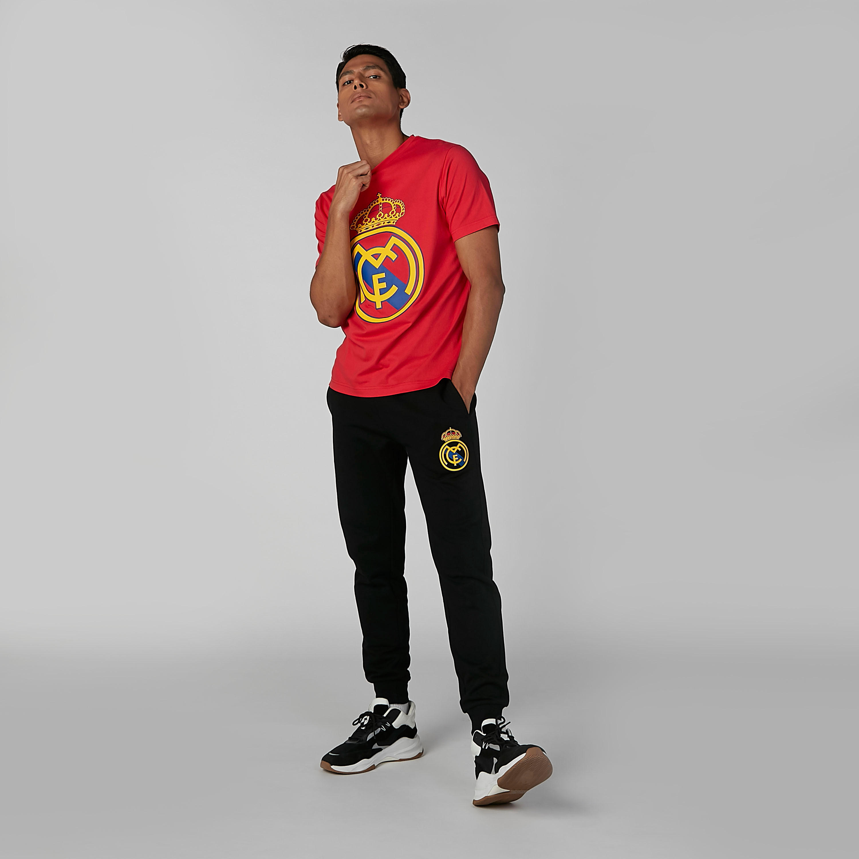 بنطال رياضي طويل برباط وجيوب وطبعات-men-clothing-sportswearandactivewear-bottoms-image-2
