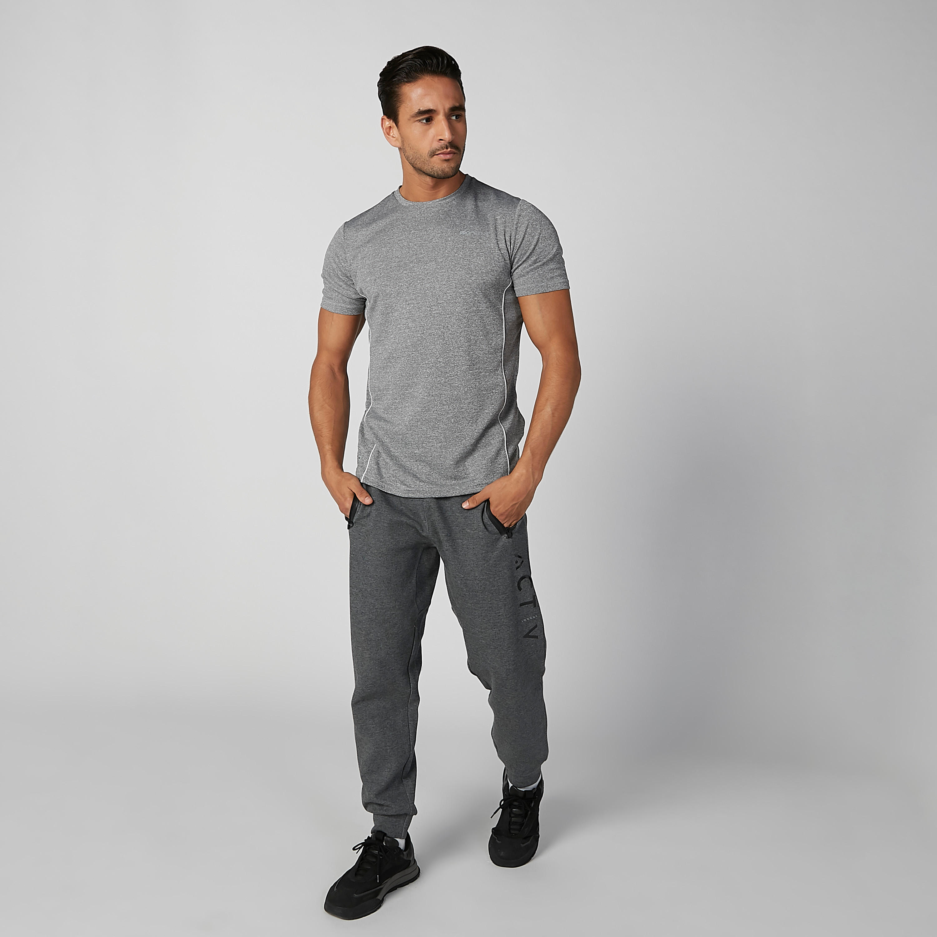 بنطلون رياضي برباط وجيوب وطبعات-men-clothing-sportswearandactivewear-bottoms-image-2