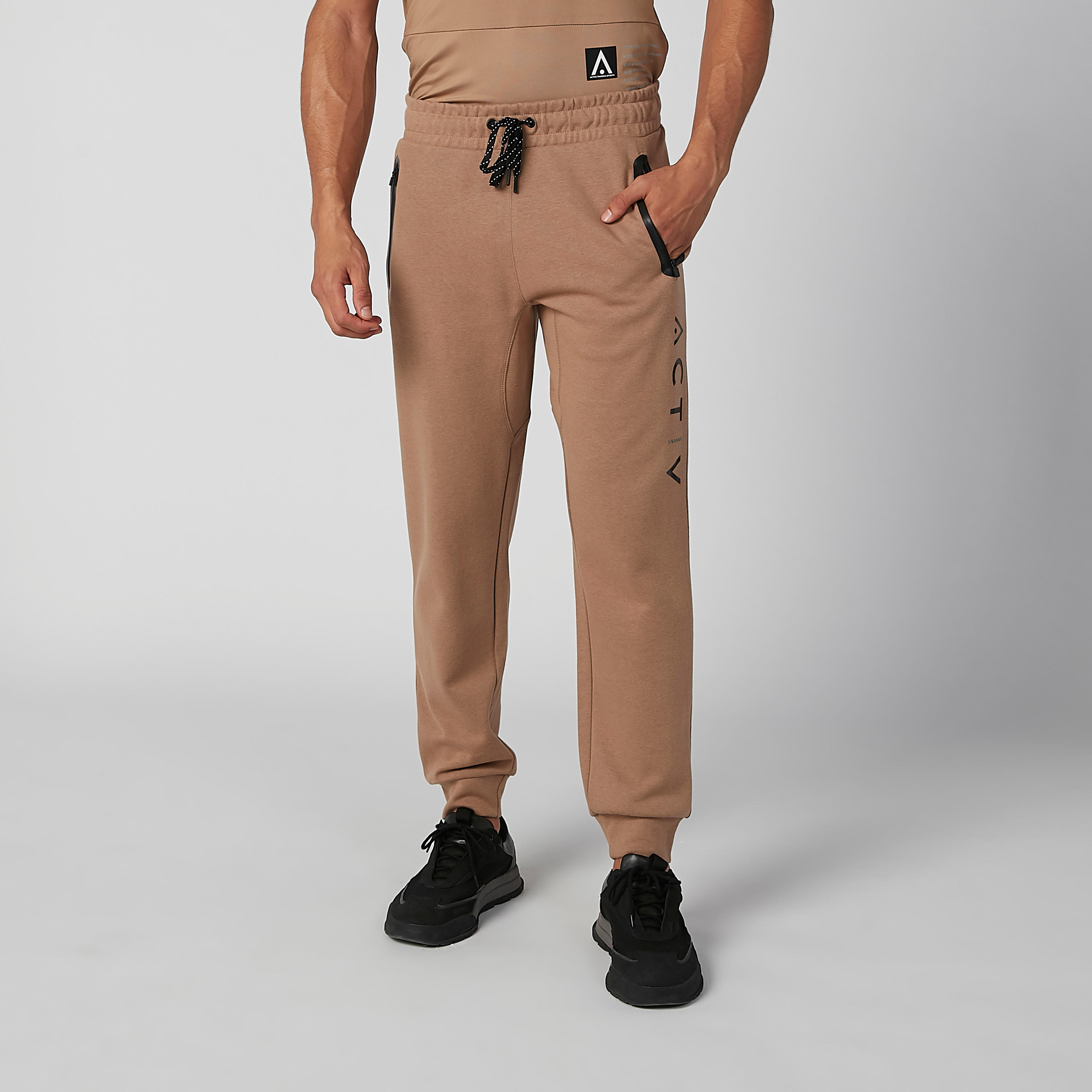 بنطلون رياضي برباط وجيوب وطبعات-men-clothing-sportswearandactivewear-bottoms-image-1