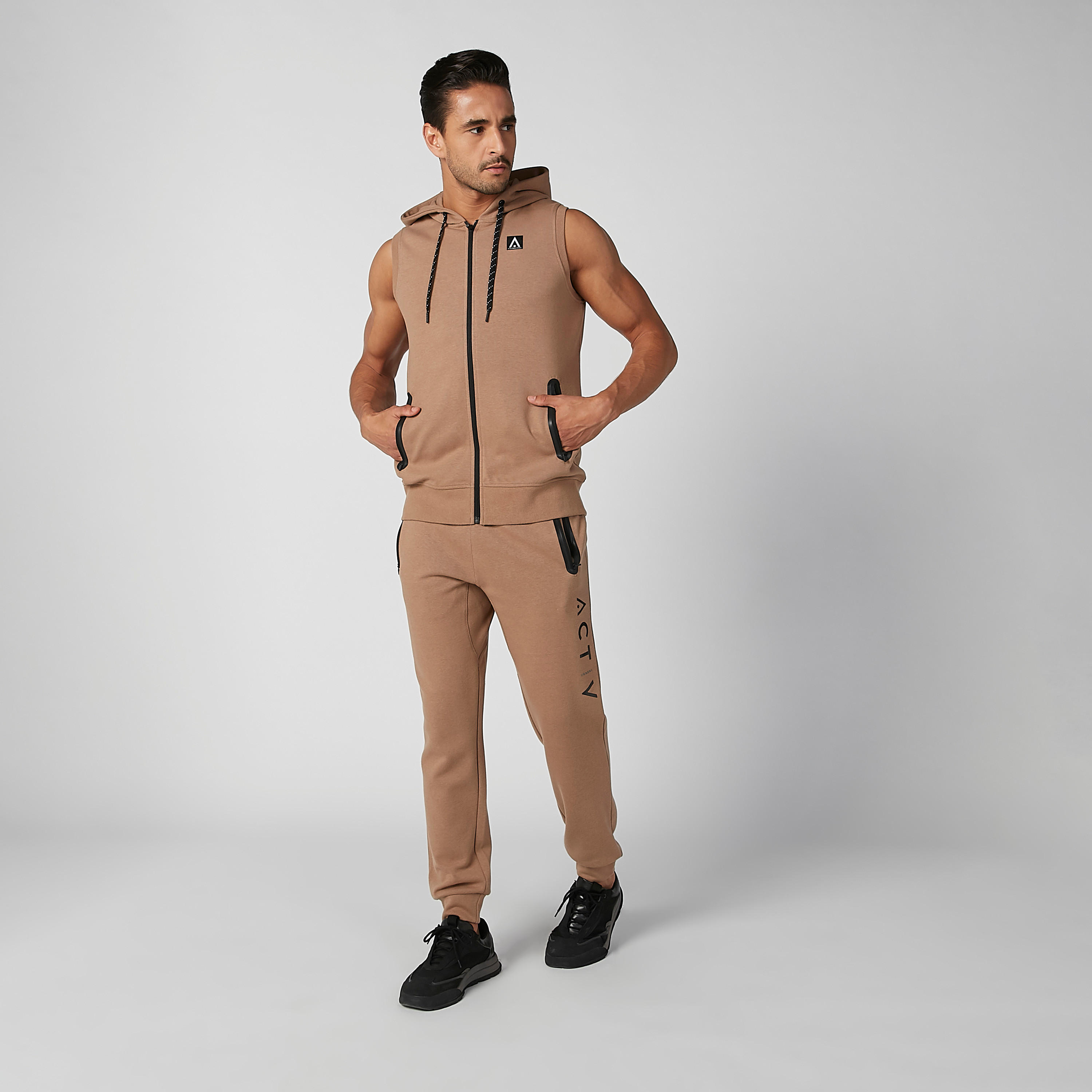 بنطلون رياضي برباط وجيوب وطبعات-men-clothing-sportswearandactivewear-bottoms-image-5