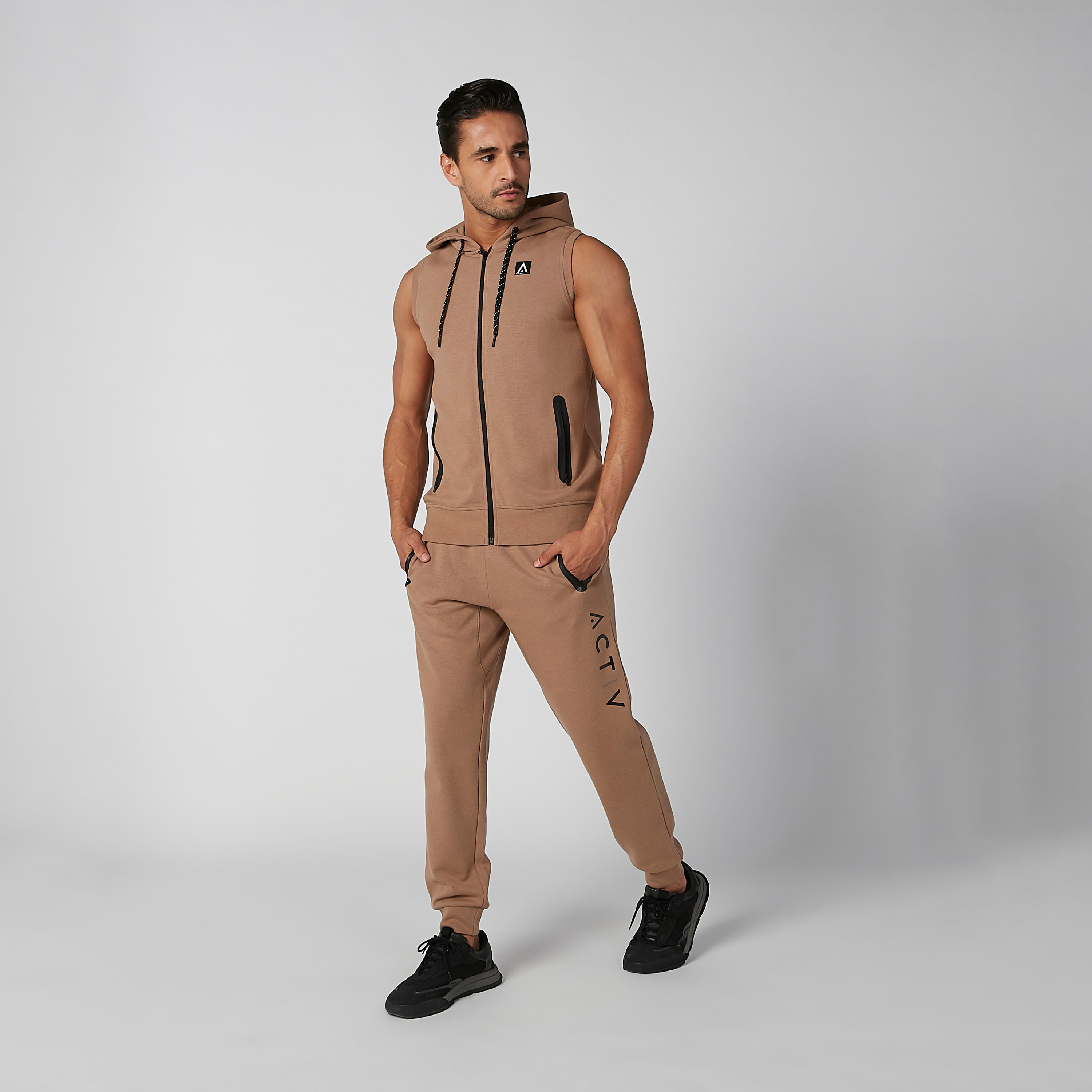 جاكيت دون أكمام بقبّعة وجيوب كانجارو وطبعات-men-clothing-jacketsandblazers-jackets-image-2