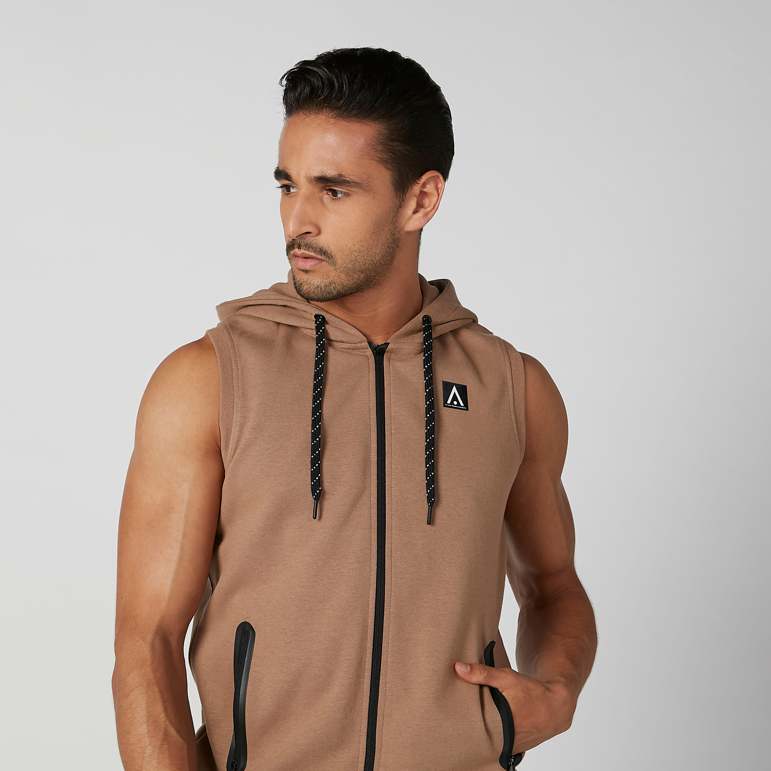 جاكيت دون أكمام بقبّعة وجيوب كانجارو وطبعات-men-clothing-jacketsandblazers-jackets-image-3