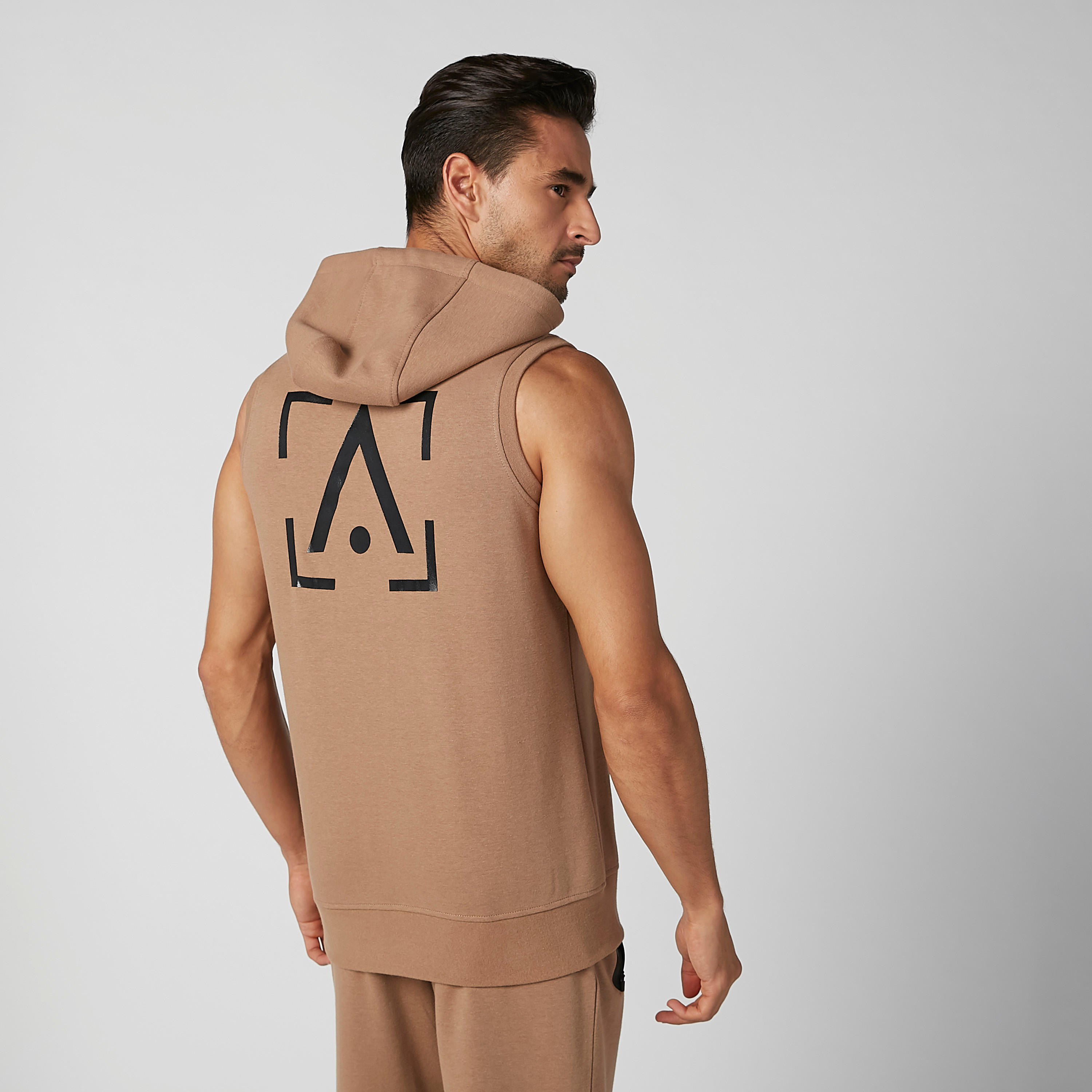 جاكيت دون أكمام بقبّعة وجيوب كانجارو وطبعات-men-clothing-jacketsandblazers-jackets-image-4