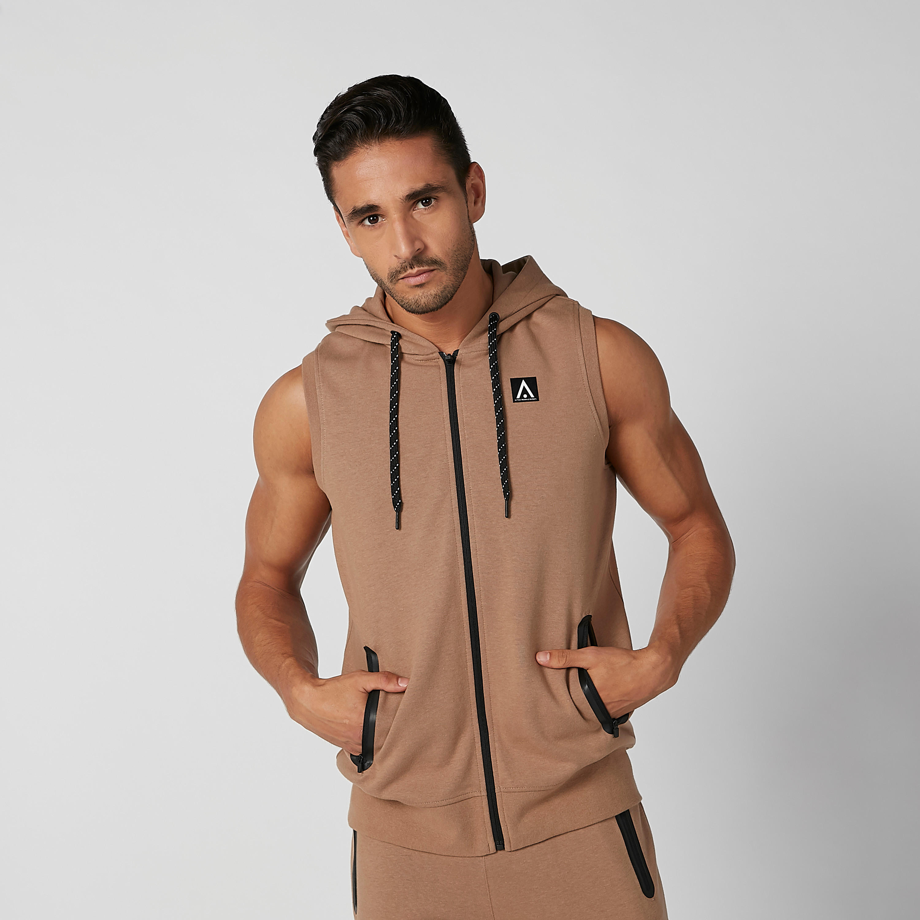 جاكيت دون أكمام بقبّعة وجيوب كانجارو وطبعات-men-clothing-jacketsandblazers-jackets-image-1
