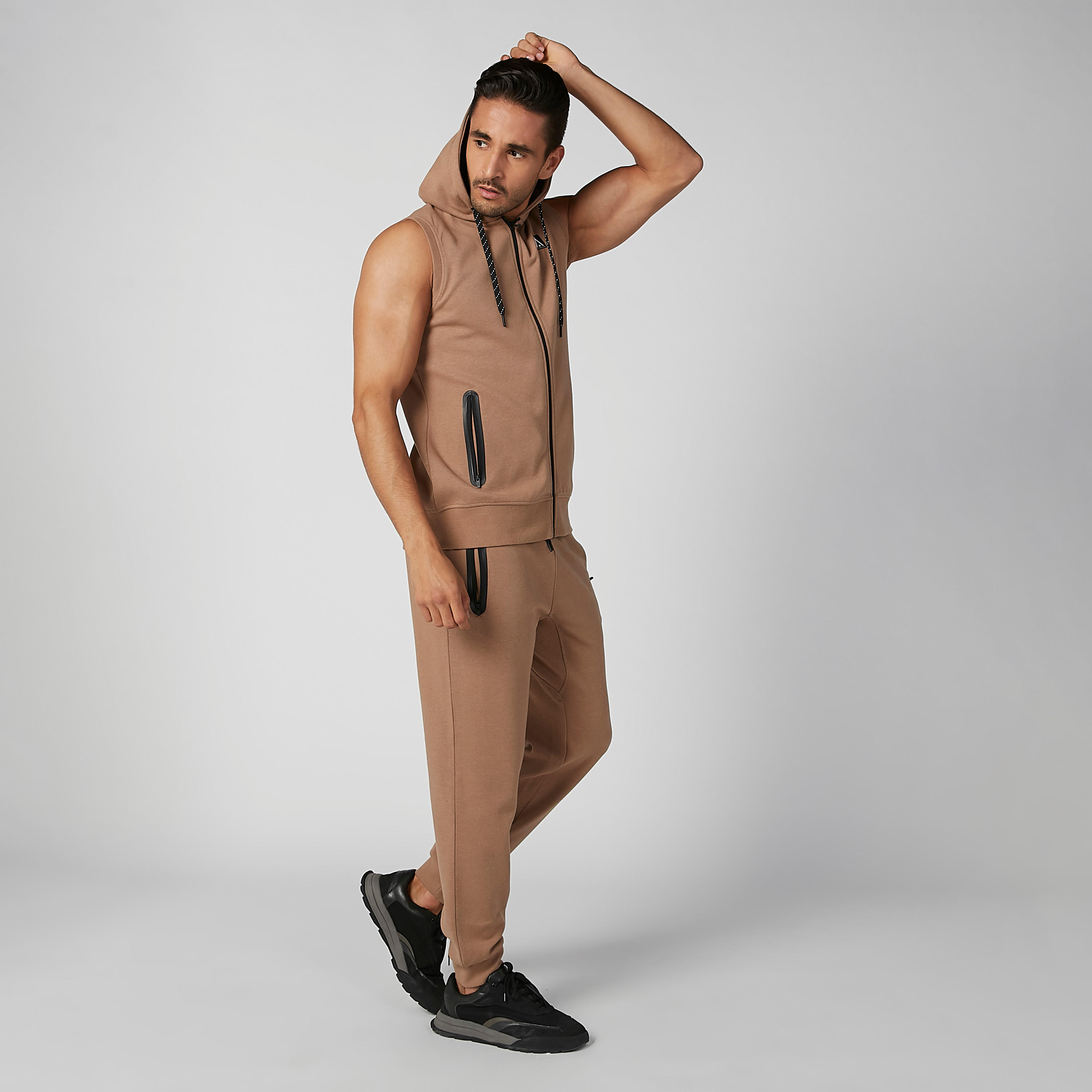 جاكيت دون أكمام بقبّعة وجيوب كانجارو وطبعات-men-clothing-jacketsandblazers-jackets-image-6